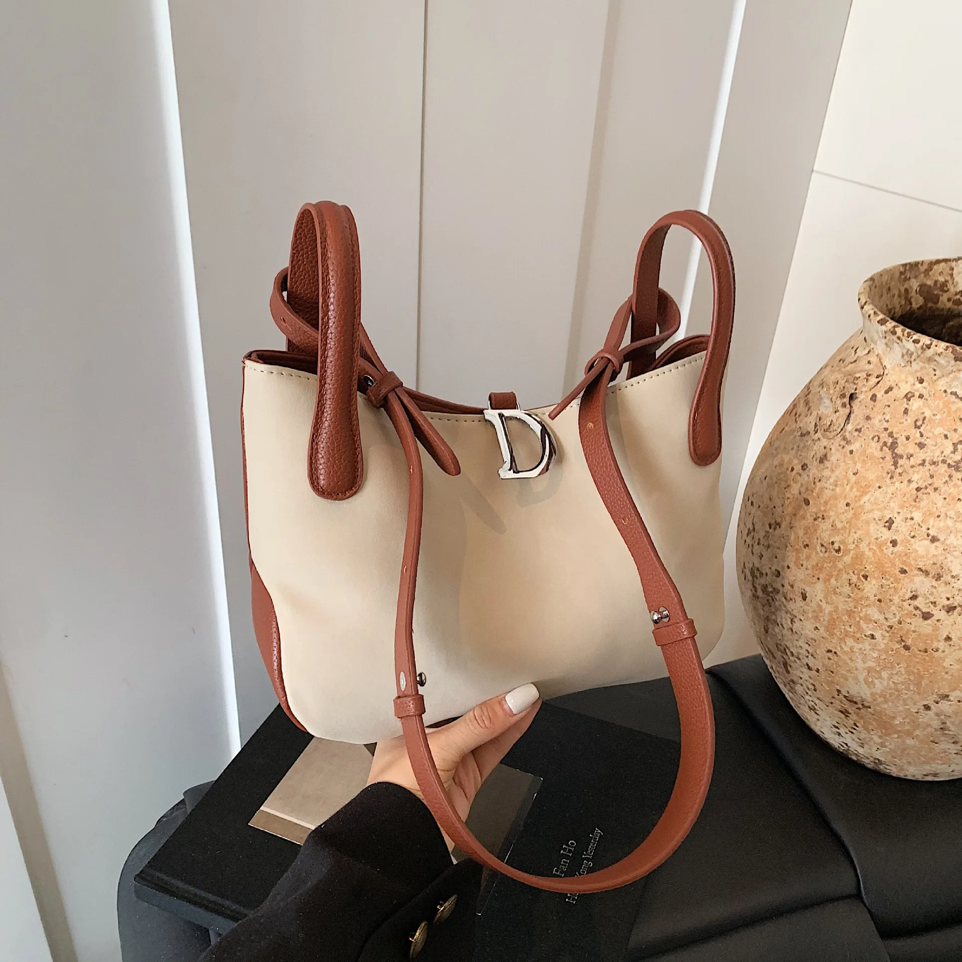 Lychee Pattern First Layer Cowhide Handbag Women's 2025 Autumn New Soft Leather Large-capacity Commuting Lazy Wind Underarm Bag
Lychee Pattern First Layer Cowhide Handbag Women's 2025 Autumn New Soft Leather Large-capacity Commuting Lazy Wind Underarm Bag