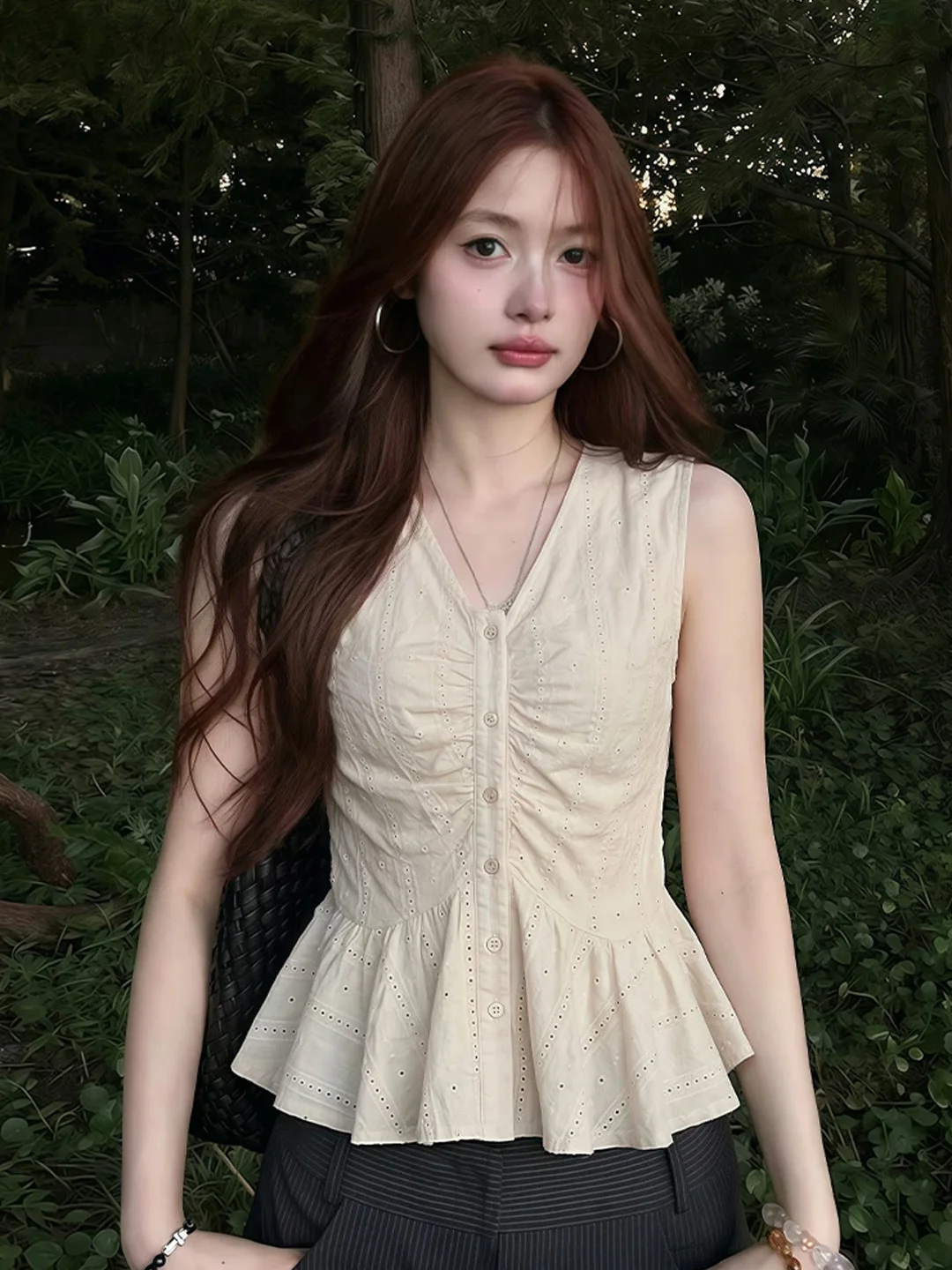 Women's V-Neck Strapless Short Waist-Cinching Sleeveless Top Hollow out Design Summer 2026 Fashion French Style Polyester Cot...
Women's V-Neck Strapless Short Waist-Cinching Sleeveless Top Hollow out Design Summer 2026 Fashion French Style Polyester Cot...