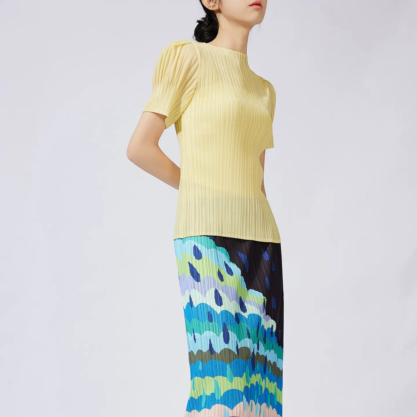 Miyake Folds 2026 New Round Neck Short-sleeved Solid Color Blouse Female Temperament Commuting Simple Versatile Thin T-shirt
Miyake Folds 2026 New Round Neck Short-sleeved Solid Color Blouse Female Temperament Commuting Simple Versatile Thin T-shirt