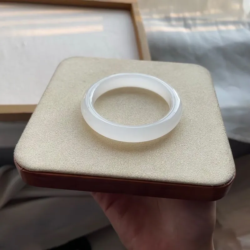 Ice Type High Ice Bracelet White Moonlight Round Bar Ice Type Gold Silk Jade Bracelet
Ice Type High Ice Bracelet White Moonlight Round Bar Ice Type Gold Silk Jade Bracelet