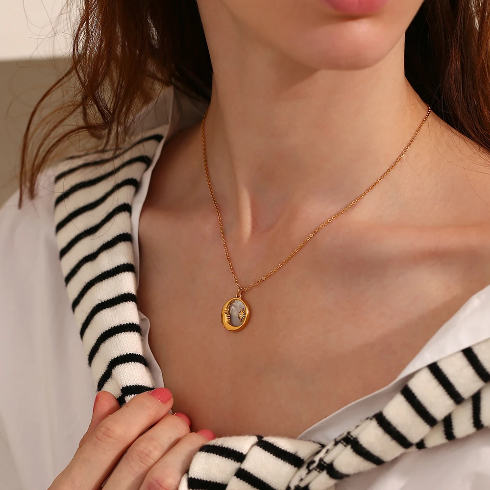 Elegant Natural Shell Zircon Shiny Crystal Star Moon Round Pendant Necklaces 18K Gold Plated Waterproof Necklaces for Women
Elegant Natural Shell Zircon Shiny Crystal Star Moon Round Pendant Necklaces 18K Gold Plated Waterproof Necklaces for Women