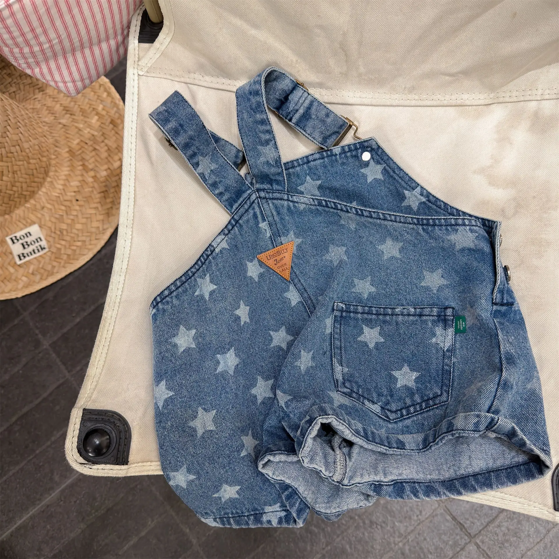 Summer Boys' Korean Style New Children's Fashionable Cartoon Print, Girls' Short Sleeved Star Denim Overalls Shorts
Summer Boys' Korean Style New Children's Fashionable Cartoon Print, Girls' Short Sleeved Star Denim Overalls Shorts