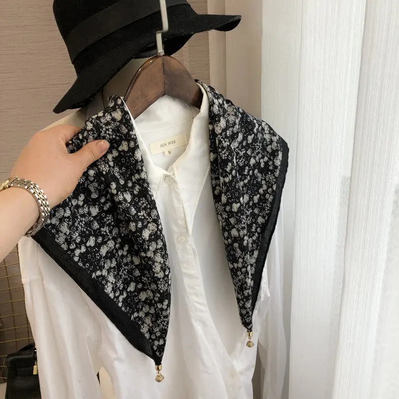 New Retro Cotton Small Square Scarf Magnetic Buckle Triangular Scarf Air Conditioning Neck Protection Shawl Mother's Scarf
New Retro Cotton Small Square Scarf Magnetic Buckle Triangular Scarf Air Conditioning Neck Protection Shawl Mother's Scarf