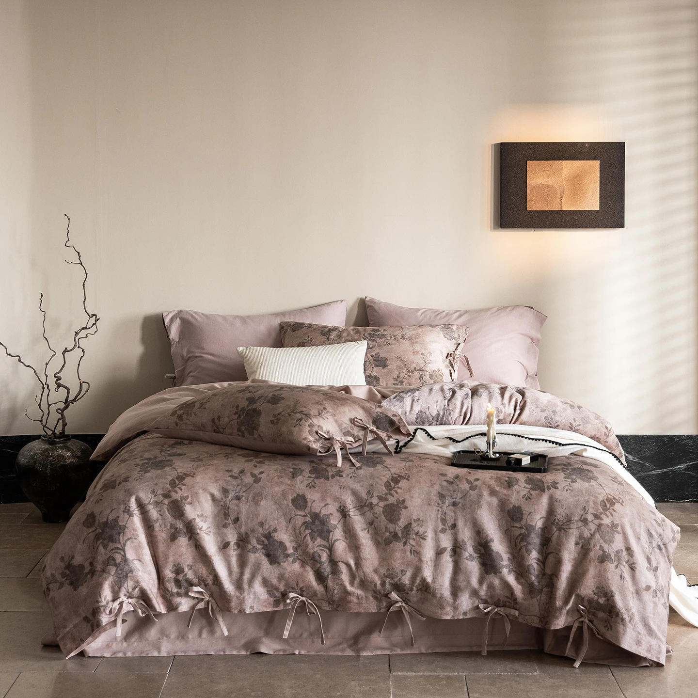 Vintage Floral Duvet Cover Set 100% Cotton French Style Bow Tie Bedding Set, Soft Bed Linen With Pillowcase for Queen King Size
Vintage Floral Duvet Cover Set 100% Cotton French Style Bow Tie Bedding Set, Soft Bed Linen With Pillowcase for Queen King Size