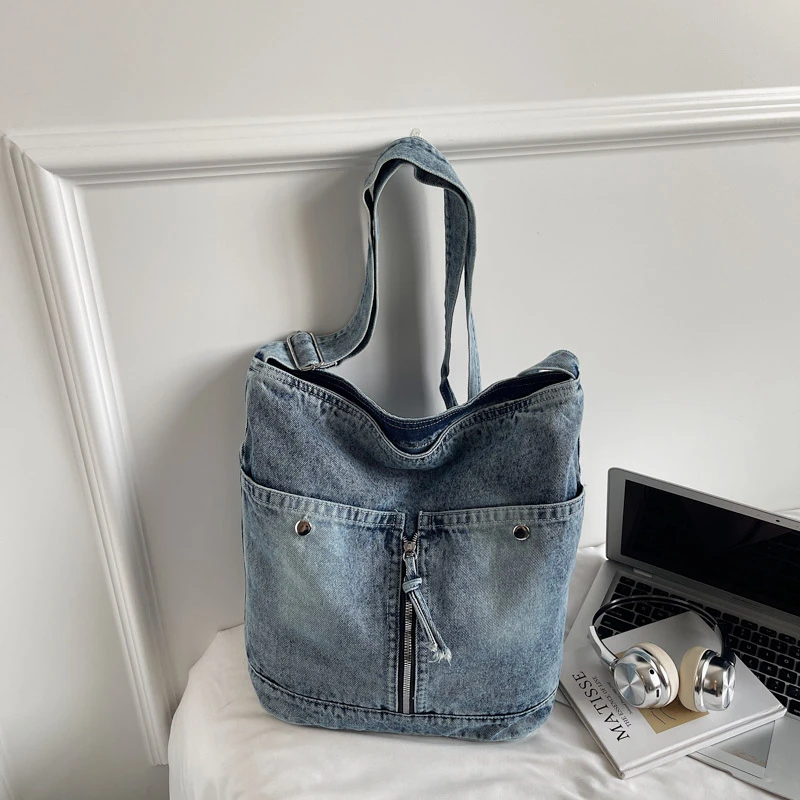 Denim Autumn New Shoulder Bags Zipper Sewing Large Capacity Female Bags on Sale 2025 New Commuting Versatile Casual Totes
Denim Autumn New Shoulder Bags Zipper Sewing Large Capacity Female Bags on Sale 2025 New Commuting Versatile Casual Totes