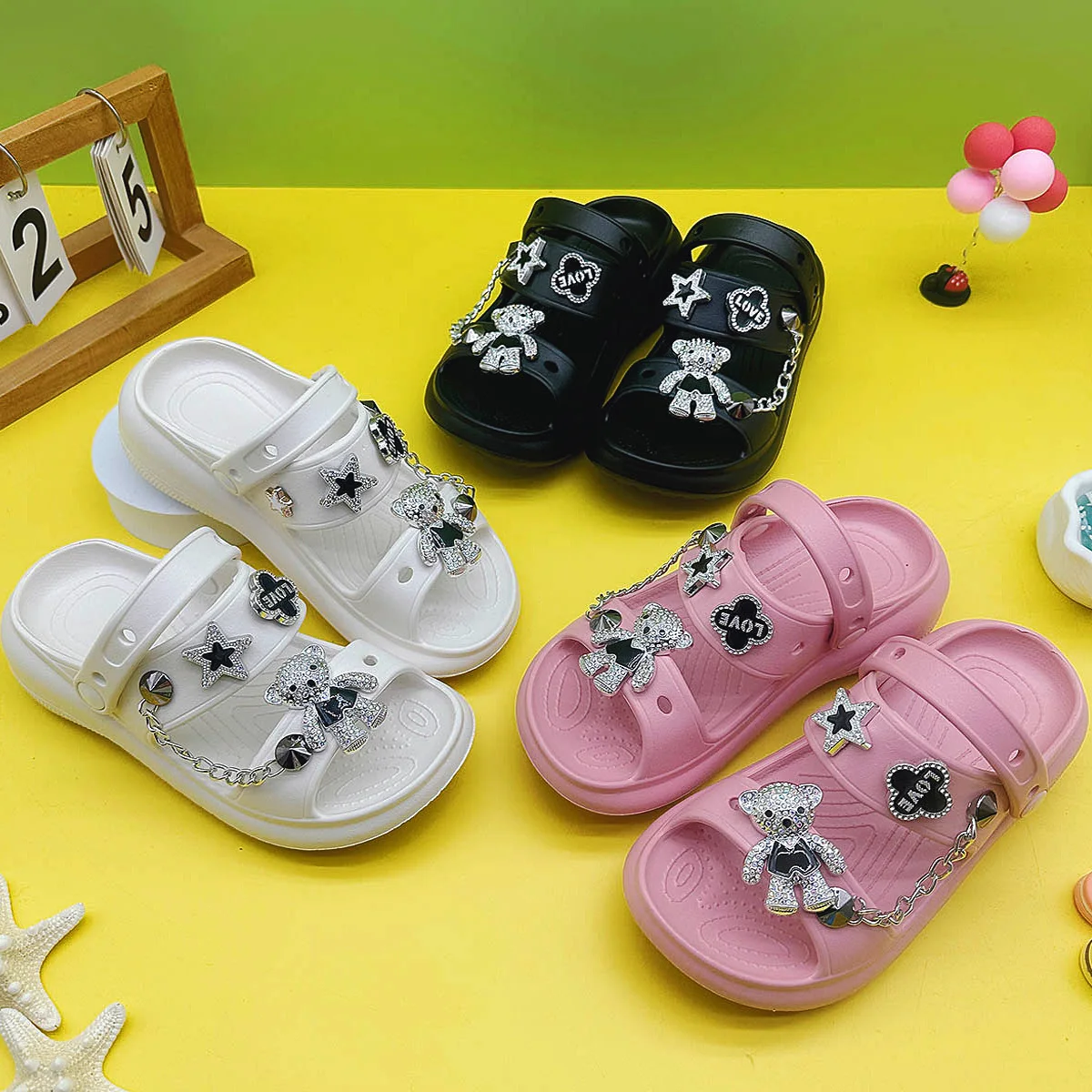 Fashion Popular Cartoon Colored Diamond Bear Family Slippers New Flats Bottom Boys and Girls Non-Slip Soft Bottom Sandals 811
Fashion Popular Cartoon Colored Diamond Bear Family Slippers New Flats Bottom Boys and Girls Non-Slip Soft Bottom Sandals 811