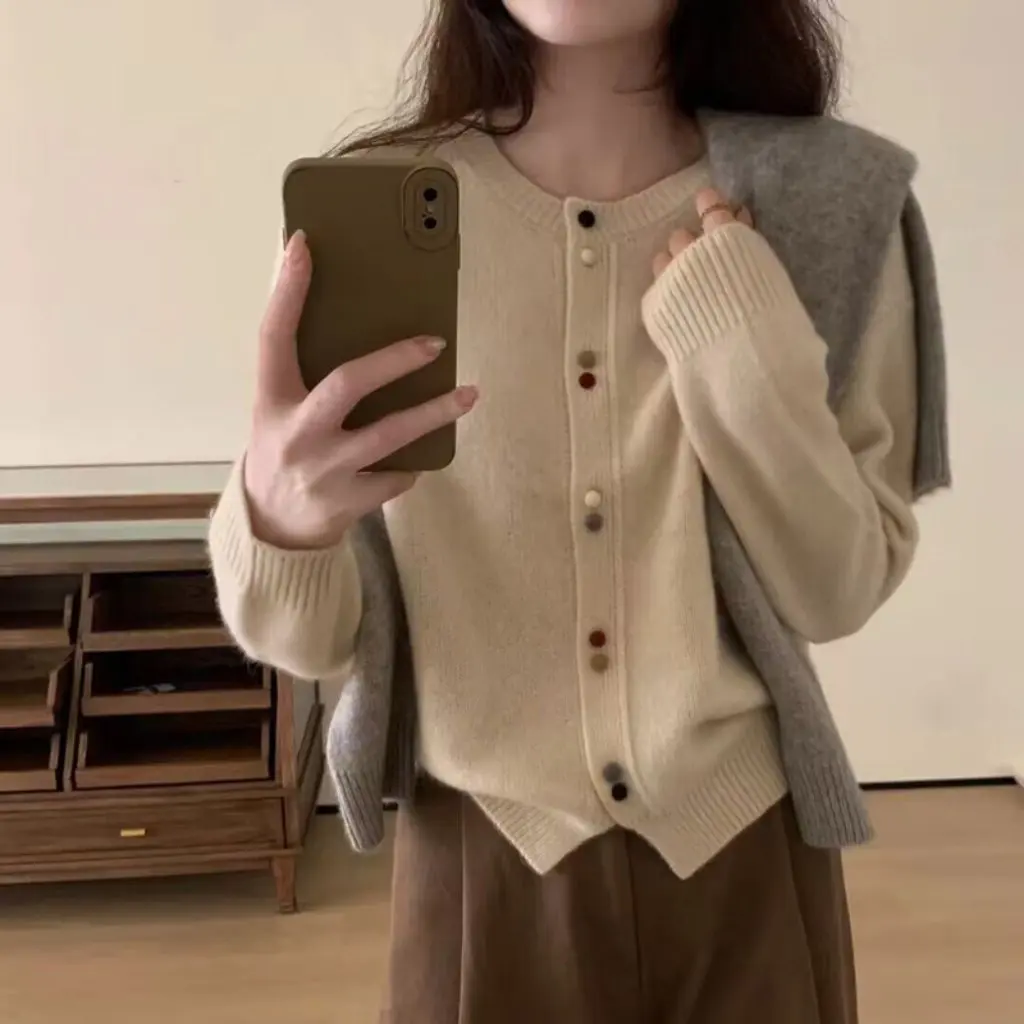 Women's Knitted Cardigan Jacket European Style Simple All-match Loose Fit round Neck Long Sleeve Top for Spring
Women's Knitted Cardigan Jacket European Style Simple All-match Loose Fit round Neck Long Sleeve Top for Spring
