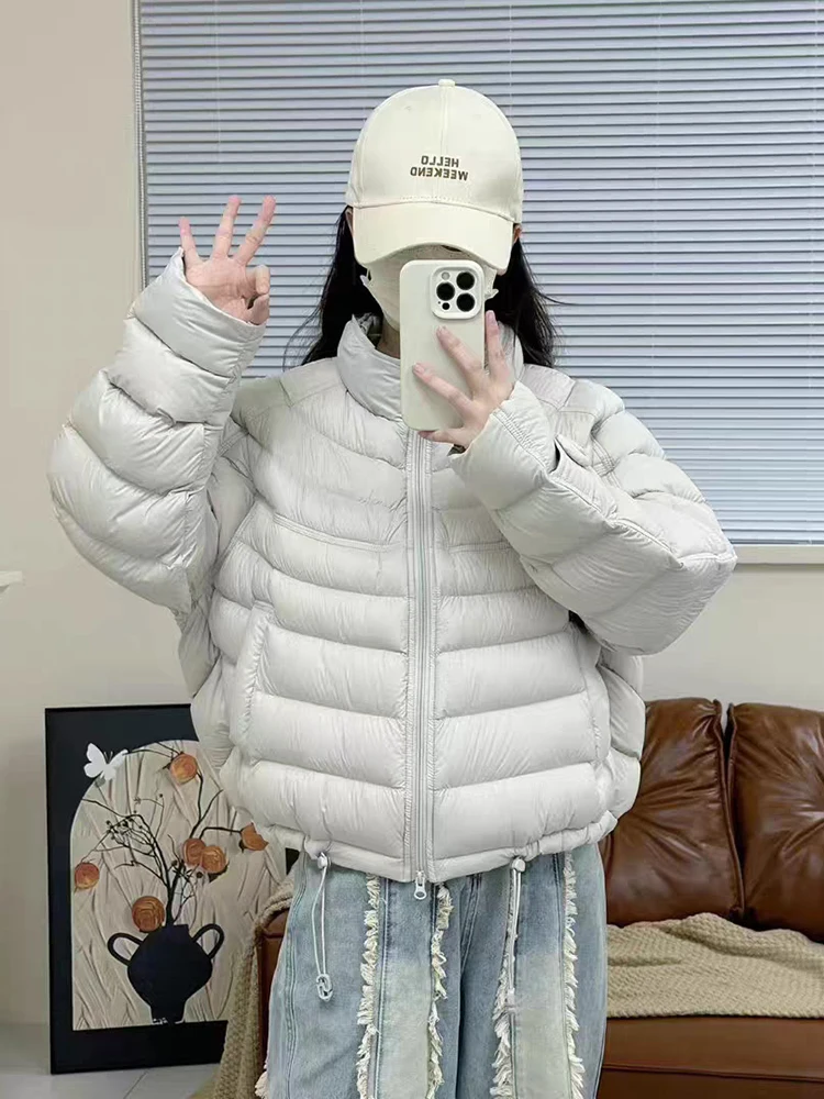 Winter Lightweight Stand Collar Puff Down Jacket Women White Duck Down Drawstring Zipper Parker Outwear Female Warm Short Jacket
Winter Lightweight Stand Collar Puff Down Jacket Women White Duck Down Drawstring Zipper Parker Outwear Female Warm Short Jacket