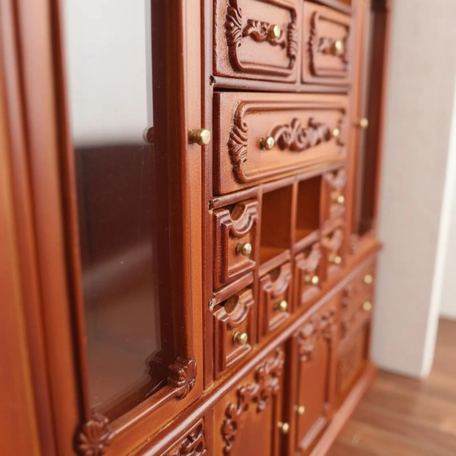 1:12 Scale Wardrobe European Design Dollhouse Display Cabinet Miniature Wardrobe Opening Drawers for Hobbyists
1:12 Scale Wardrobe European Design Dollhouse Display Cabinet Miniature Wardrobe Opening Drawers for Hobbyists