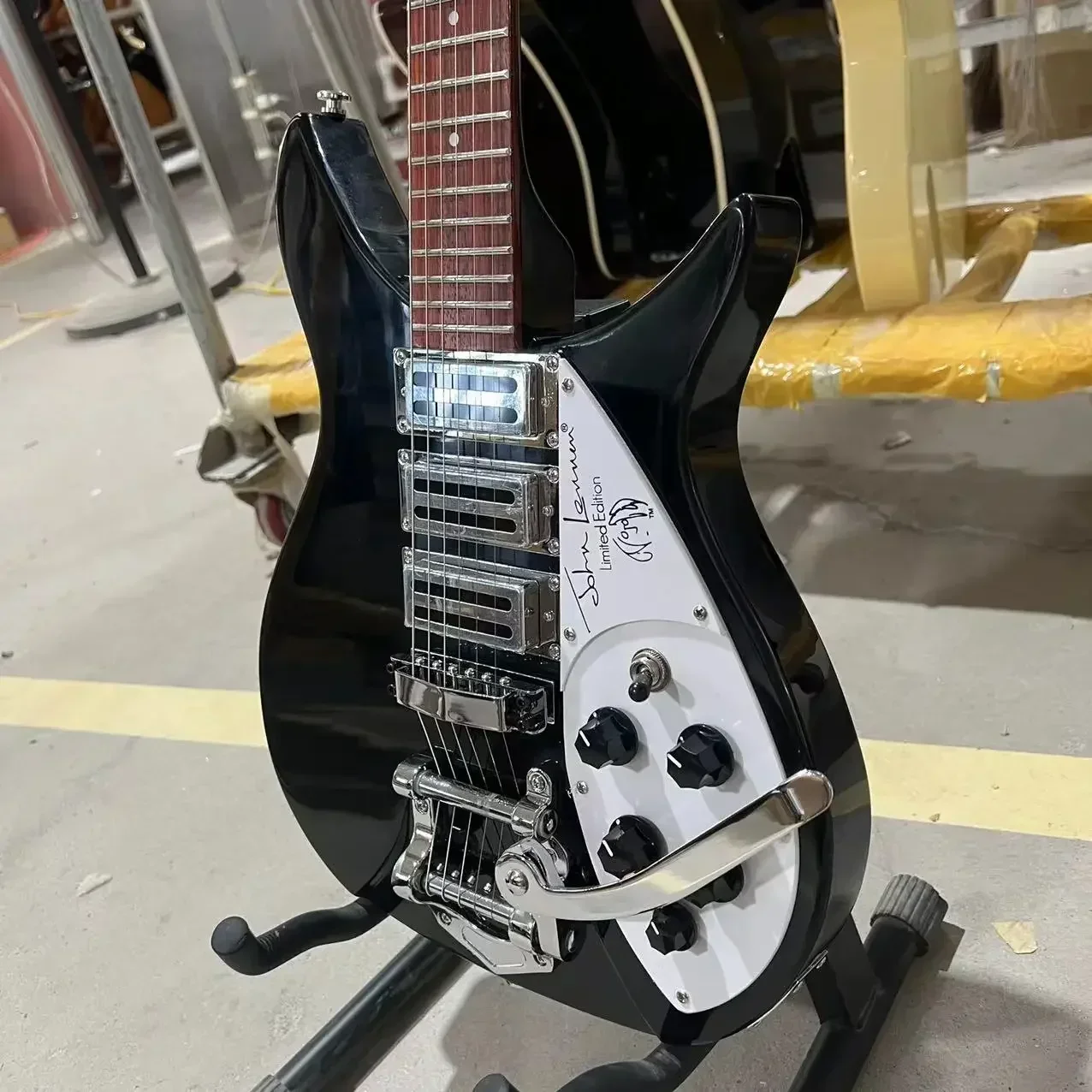 High Quality Black Ricken 325 Backing Electric Guitar, Rosewood Fingerboard Material Basswood Body Material Free Shipping
High Quality Black Ricken 325 Backing Electric Guitar, Rosewood Fingerboard Material Basswood Body Material Free Shipping