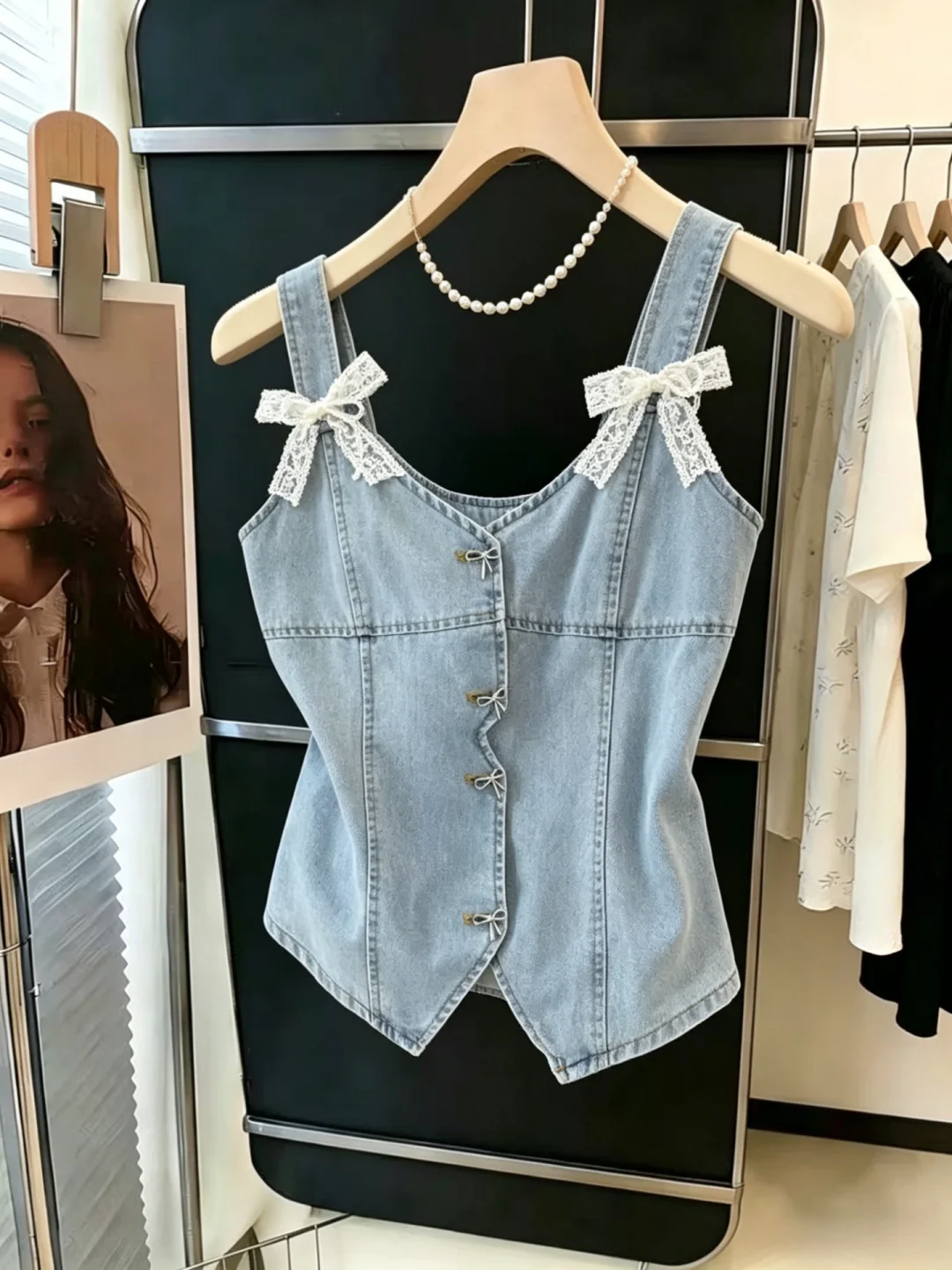 High-End Women's Lace Knot Denim Strap Summer Slimming Sleeveless Top Sexy Style V-Neck Regular Fit Cotton Blend
High-End Women's Lace Knot Denim Strap Summer Slimming Sleeveless Top Sexy Style V-Neck Regular Fit Cotton Blend