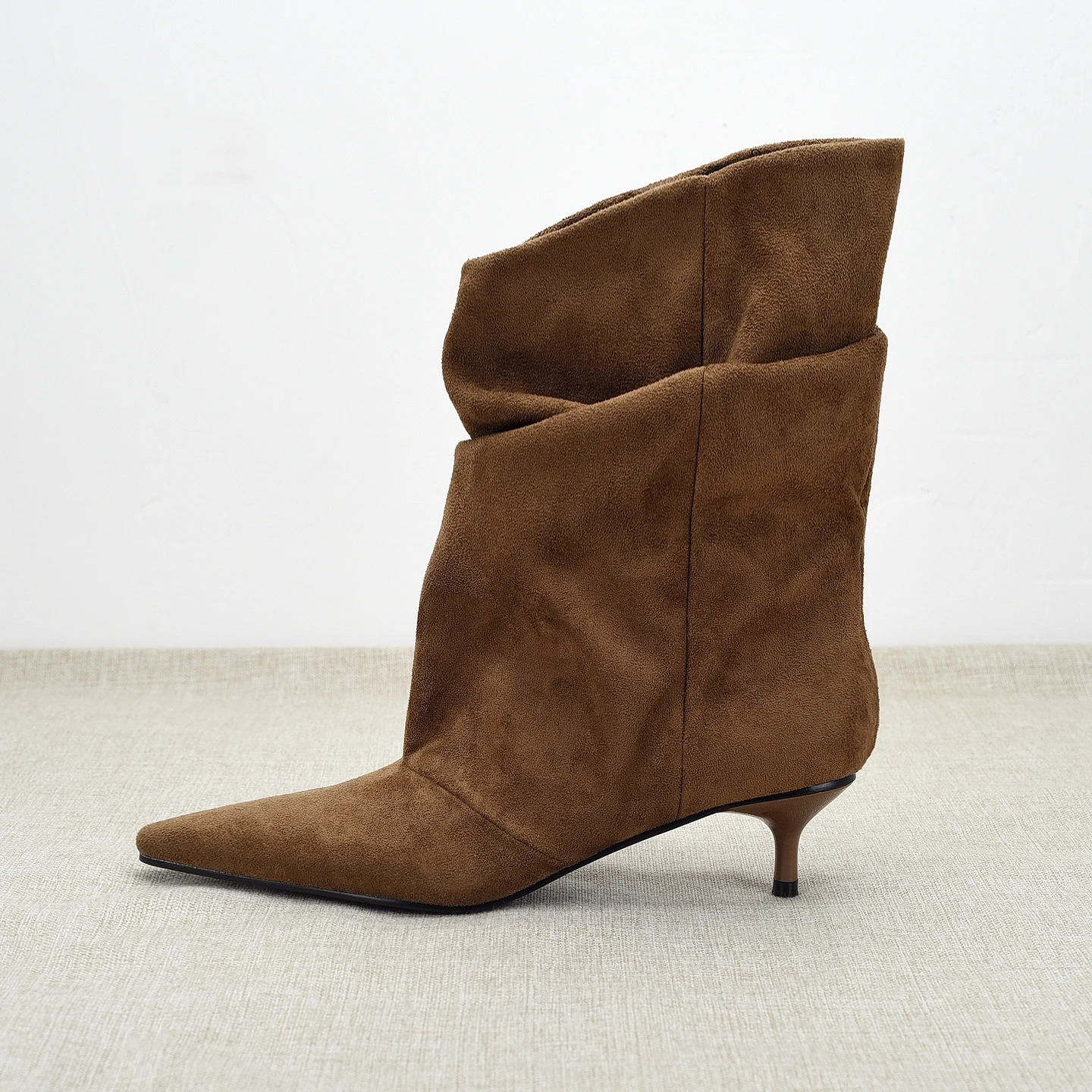 Brown Folded Heel Mid-Calf Women's Boots Faionable Velvet Surface Winter oes Comfortable Breathable Rubber Outsole
Brown Folded Heel Mid-Calf Women's Boots Faionable Velvet Surface Winter oes Comfortable Breathable Rubber Outsole