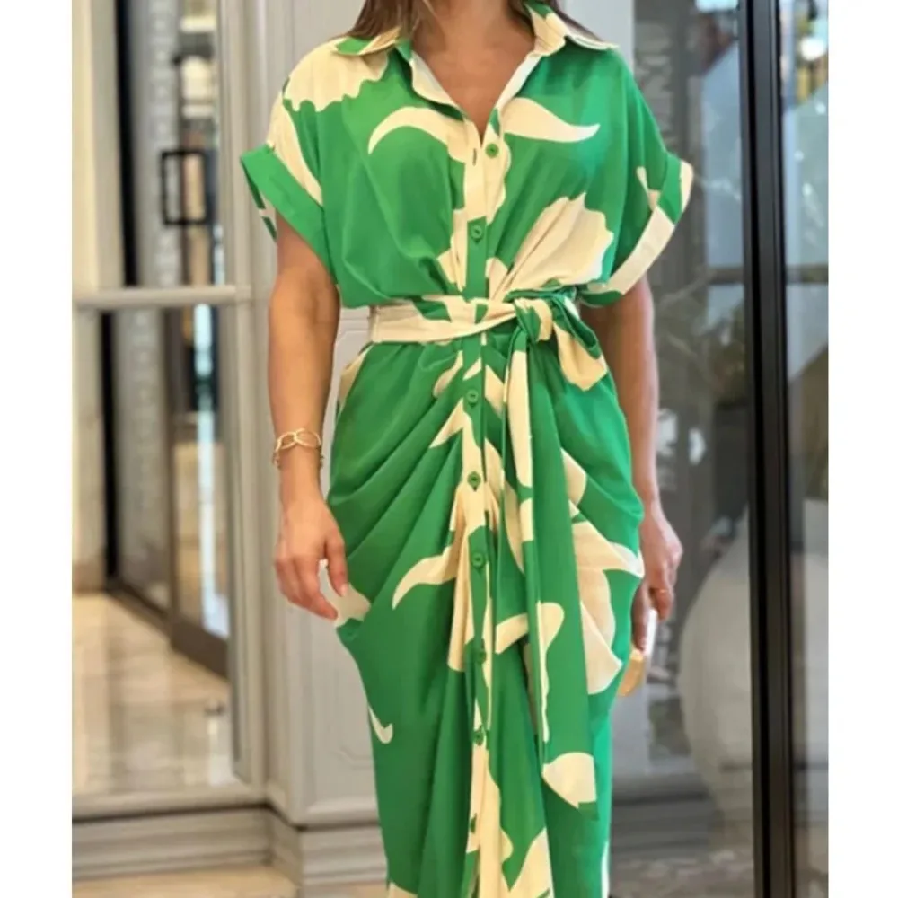 Green Elegant Dress Women Art Print Lapel Short Sleeve Single Row Button Tie Up Pleated Design Shirt Dresses Female
Green Elegant Dress Women Art Print Lapel Short Sleeve Single Row Button Tie Up Pleated Design Shirt Dresses Female