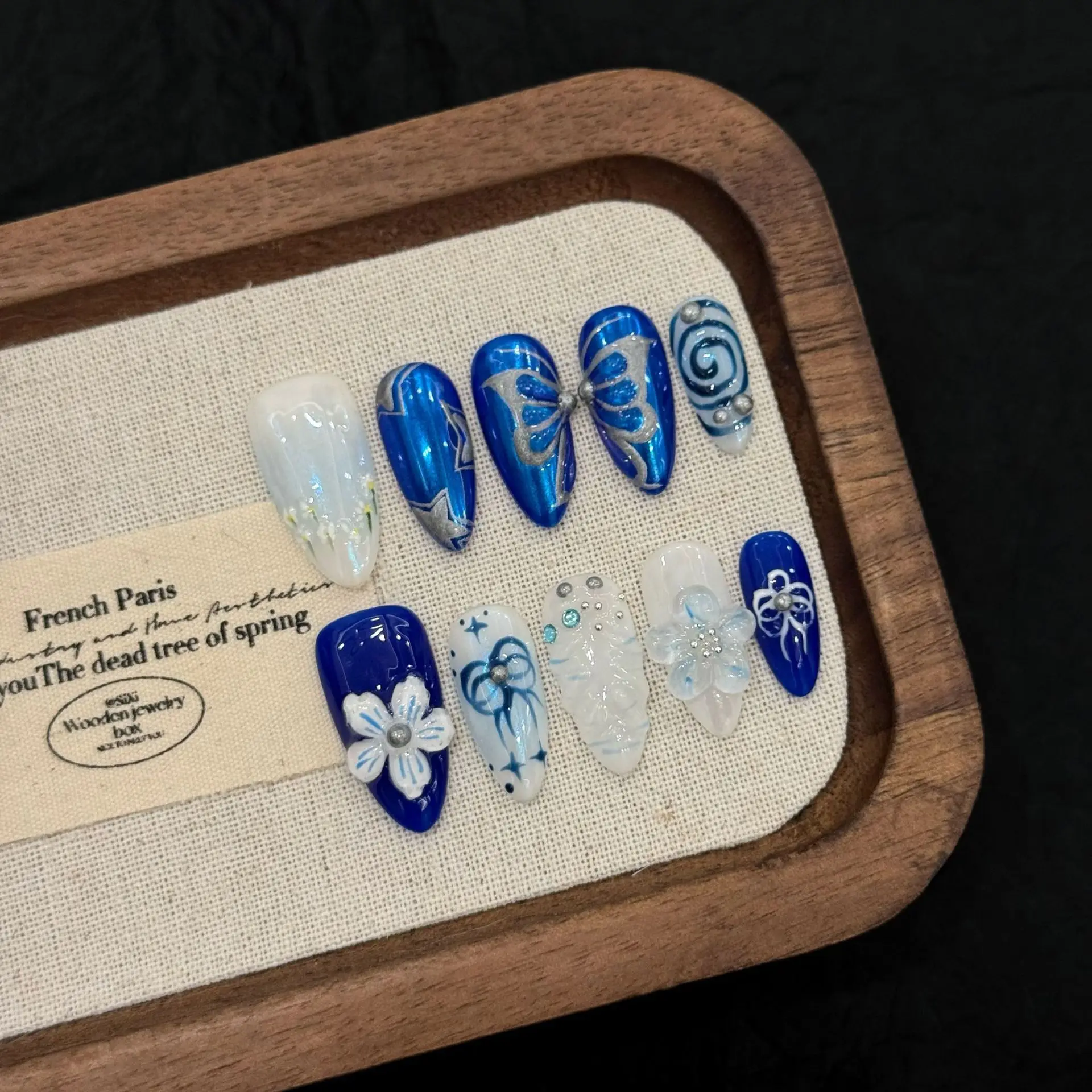10PCS 3D Carved Flowers Almond Press on Nails Sweet Cool Blue Handmade Metallic Silver Butterfly Bow Fake Nails Retro False Nail
10PCS 3D Carved Flowers Almond Press on Nails Sweet Cool Blue Handmade Metallic Silver Butterfly Bow Fake Nails Retro False Nail