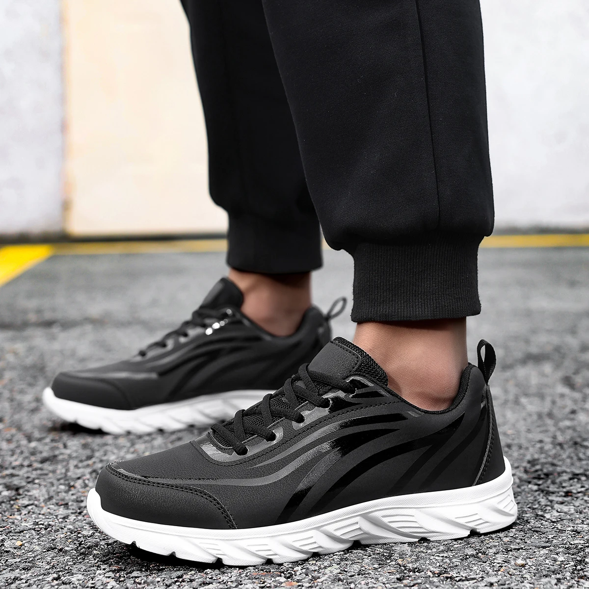 Men Sports Shoes 2025 New Lightweight Wear-resistant Lace Up Leather Outdoor Non Slip Flat Black Running Shoes for Men
Men Sports Shoes 2025 New Lightweight Wear-resistant Lace Up Leather Outdoor Non Slip Flat Black Running Shoes for Men