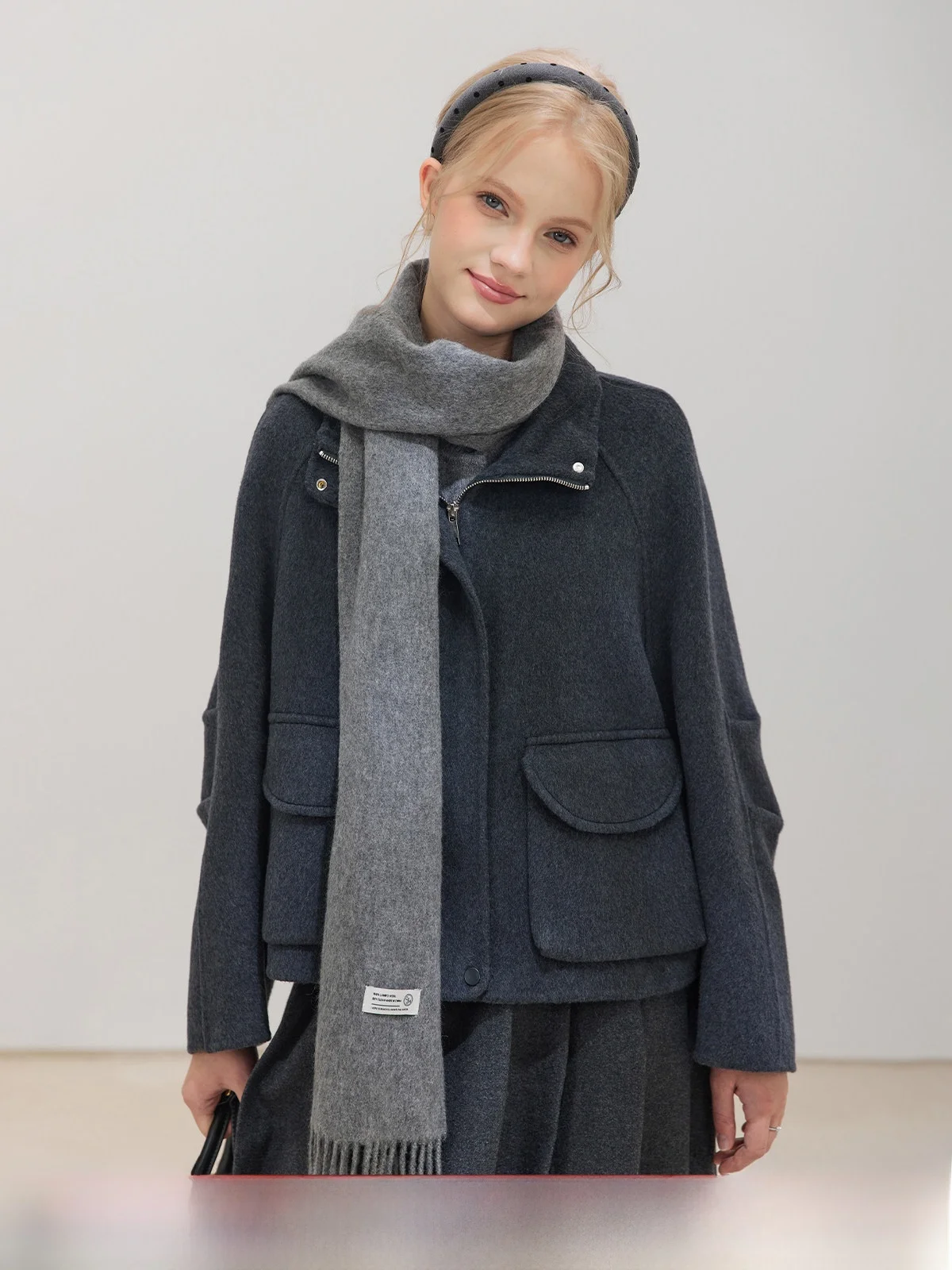 Двустороннее шерстяное пальто с молнией, свободного кроя, с воротником-стойкой, для женщин, модное, осенне-зимнее, новинка
Двустороннее шерстяное пальто с молнией, свободного кроя, с воротником-стойкой, для женщин, модное, осенне-зимнее, новинка