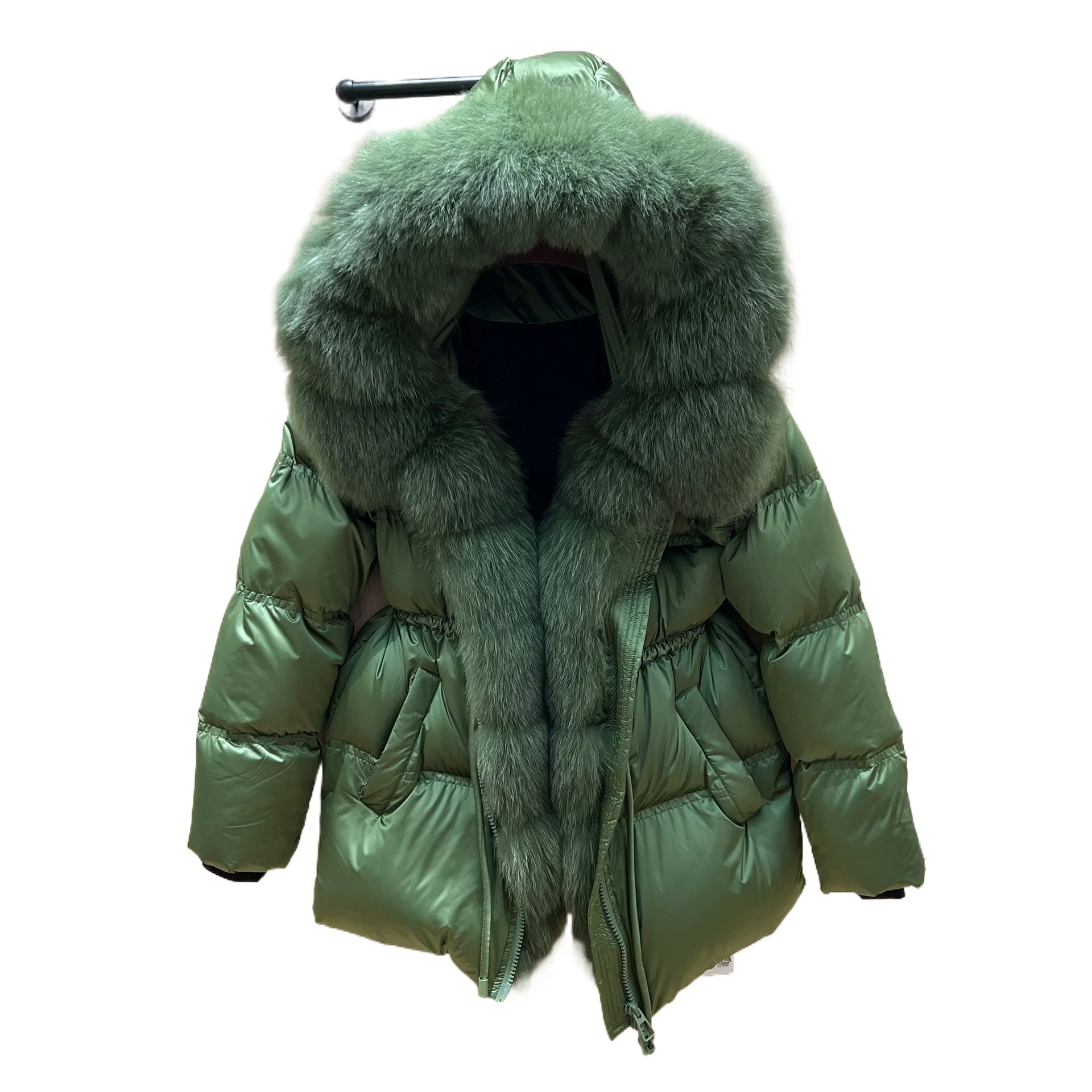 Модная универсальная женская куртка из гусиного пуха с большим воротником из лисьего меха, утепленная, с поясом, для температур до -20 градусов.
Модная универсальная женская куртка из гусиного пуха с большим воротником из лисьего меха, утепленная, с поясом, для температур до -20 градусов.