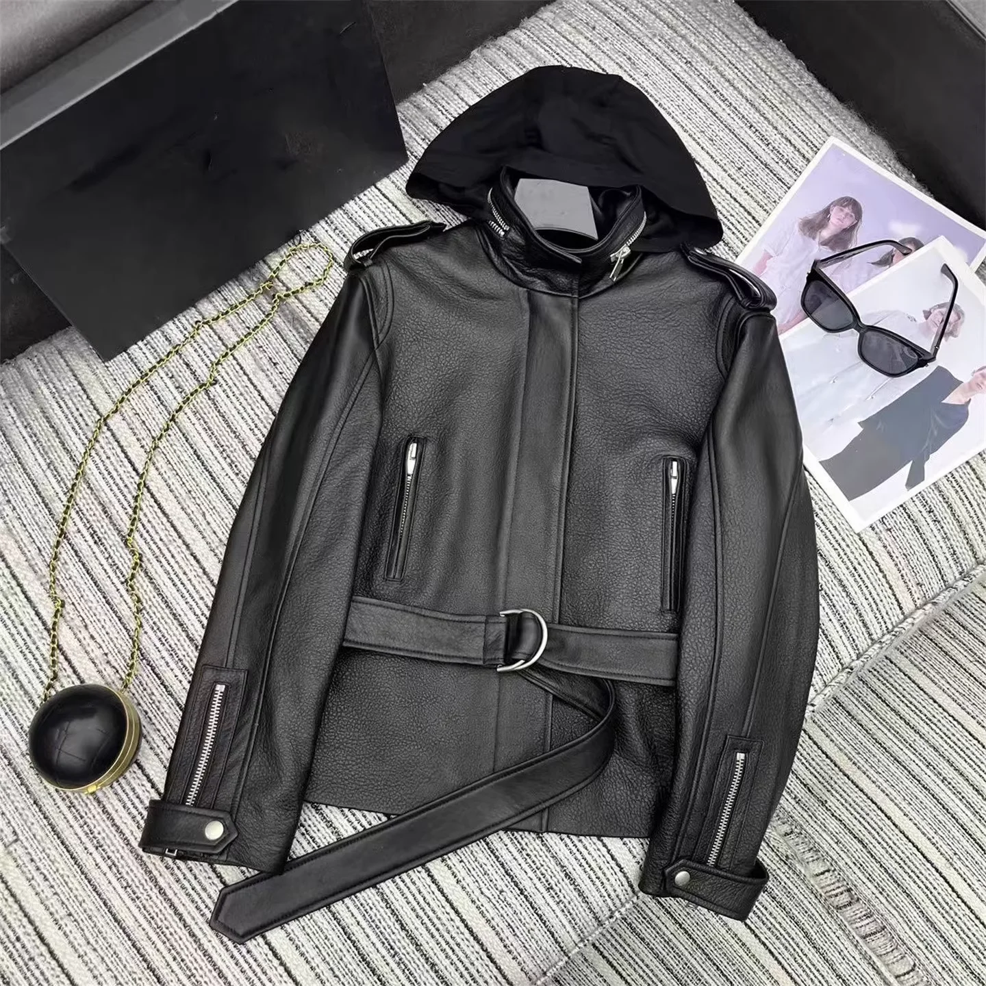 2025 Winter Warm Jacket High Street Black Hooded Leather Jacket Fashion Women's Sheepskin Long Coat With Belt
2025 Winter Warm Jacket High Street Black Hooded Leather Jacket Fashion Women's Sheepskin Long Coat With Belt