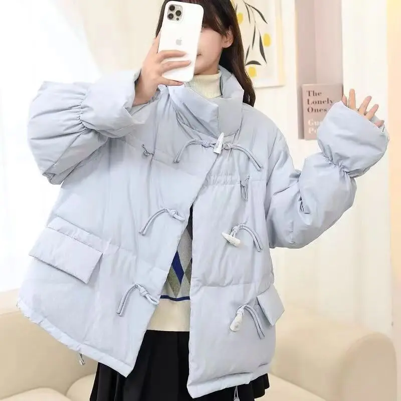 2023 New Down Cotton Dress Women's Thickened Short Korean Edition Bullhorn Button Loose Down Winter Sweet and Cute Girl's Coat
2023 New Down Cotton Dress Women's Thickened Short Korean Edition Bullhorn Button Loose Down Winter Sweet and Cute Girl's Coat
