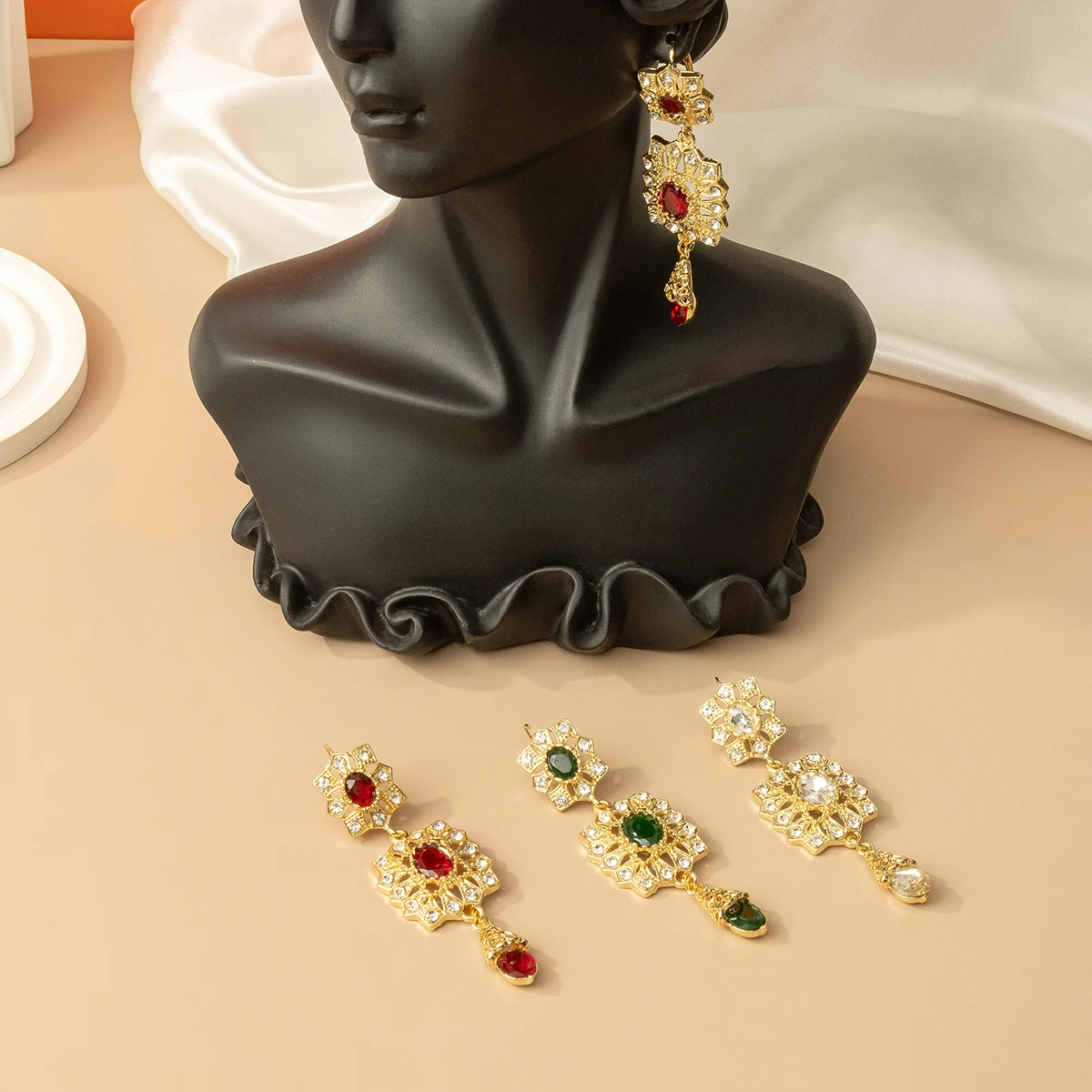 Fatima Jewellery Metal Carved Cut-Out Rhinestone Crystal Earrings Luxury Gold Plated Bridal Earrings
Fatima Jewellery Metal Carved Cut-Out Rhinestone Crystal Earrings Luxury Gold Plated Bridal Earrings