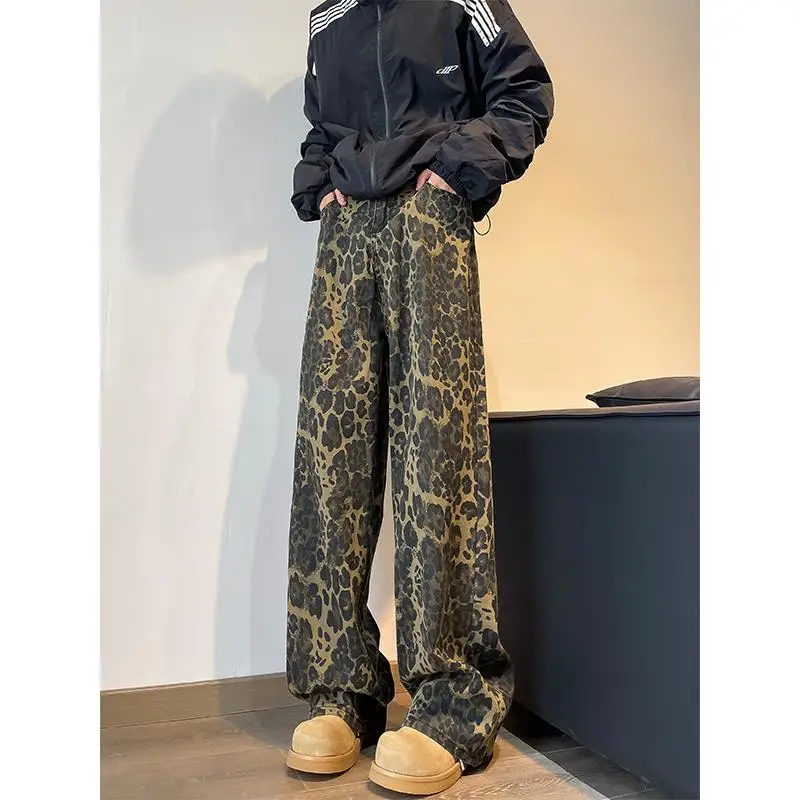 Американские уличные винтажные мужские джинсы с леопардовым принтом, повседневные широкие длинные брюки, осень-зима, свободный крой для подростков
Американские уличные винтажные мужские джинсы с леопардовым принтом, повседневные широкие длинные брюки, осень-зима, свободный крой для подростков