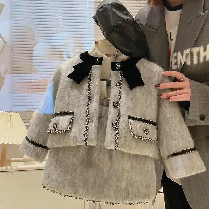 Новые детские комплекты одежды, свободное пальто для девочек, короткое осенне-зимнее корейское детское пальто из двух предметов, простая мода 2025 г.
Новые детские комплекты одежды, свободное пальто для девочек, короткое осенне-зимнее корейское детское пальто из двух предметов, простая мода 2025 г.