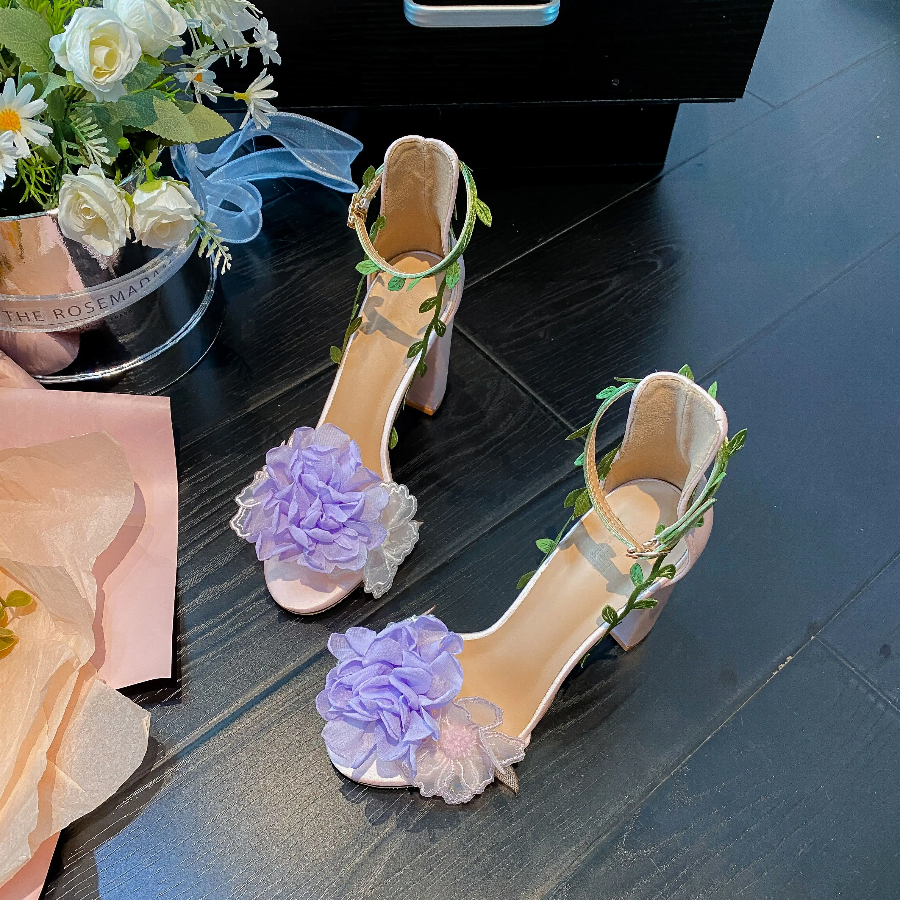 2024 New Wedding Shoes Pink High Heels Open Toe Sandals Flower Flower Embroidered Feet Naked Tie Wedding Banquet Shoes
2024 New Wedding Shoes Pink High Heels Open Toe Sandals Flower Flower Embroidered Feet Naked Tie Wedding Banquet Shoes
