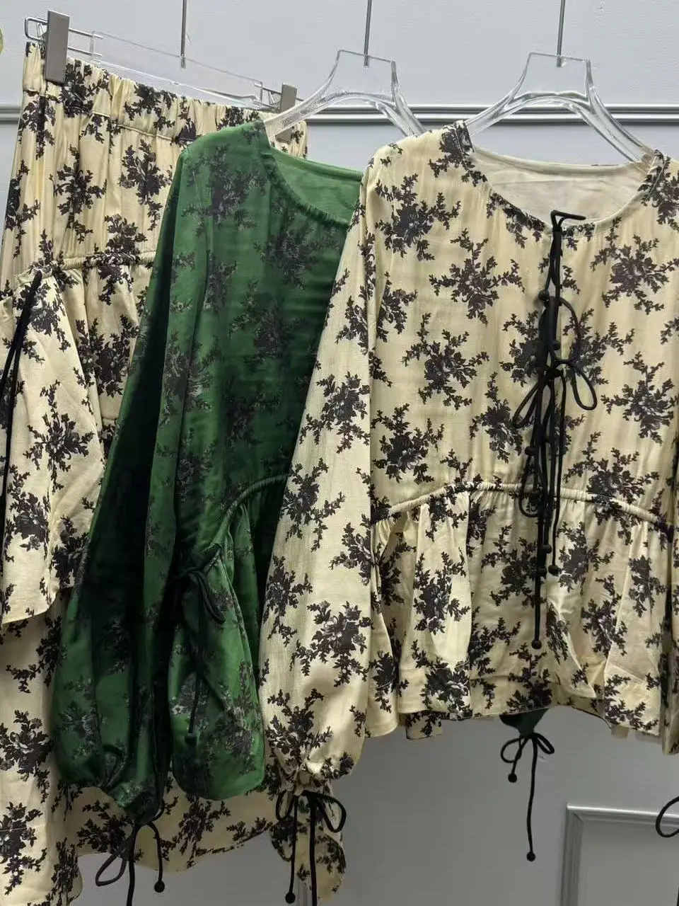Retro Floral Print Loose Shirt with Bow Tie Bell Sleeve Half Skirt for Women Spring Summer New Arrival Breathable Thin Long S...
Retro Floral Print Loose Shirt with Bow Tie Bell Sleeve Half Skirt for Women Spring Summer New Arrival Breathable Thin Long S...