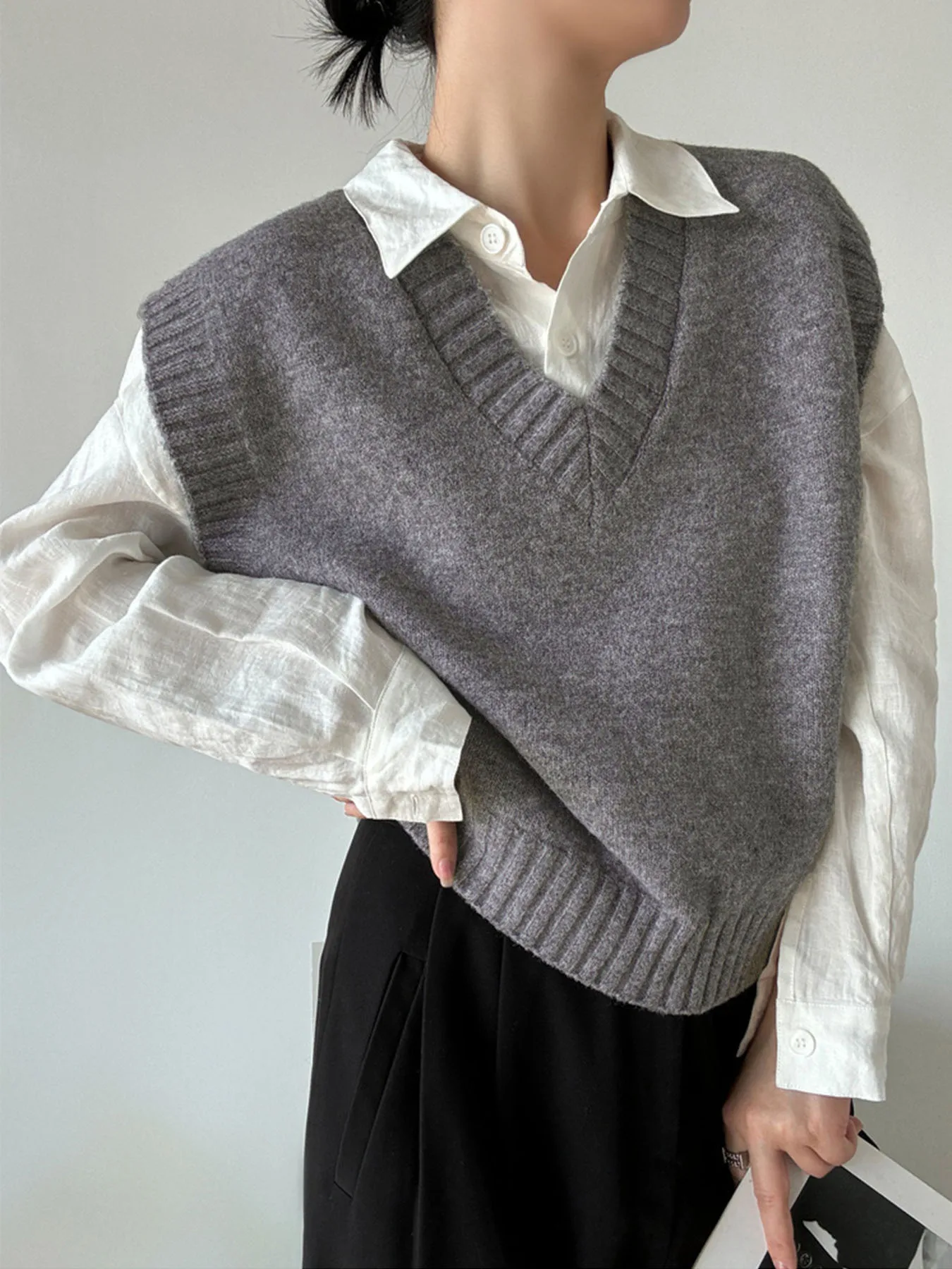 Women's Solid Color V Neck Casual Knit Vest Basic Preppy Style Pullover Sweater Vest for Female
Women's Solid Color V Neck Casual Knit Vest Basic Preppy Style Pullover Sweater Vest for Female