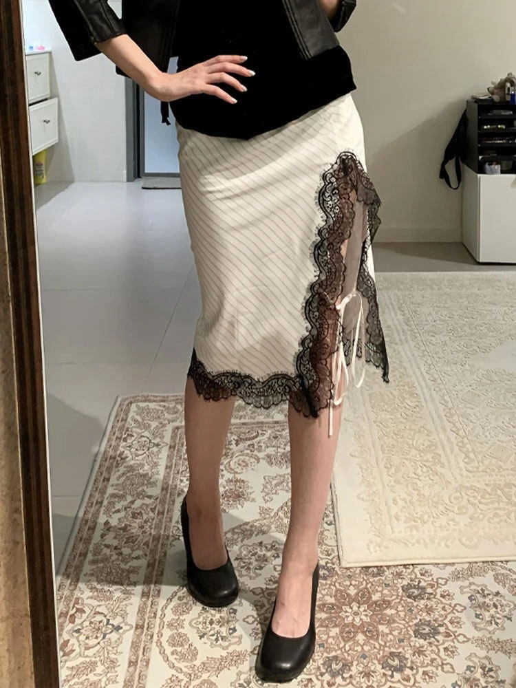 High End Design with Black and White Striped Lace Stitching and Knee Length Half Skirt,Versatile Long Skirt for Office Commuting
High End Design with Black and White Striped Lace Stitching and Knee Length Half Skirt,Versatile Long Skirt for Office Commuting