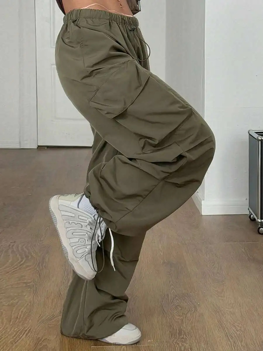 Оливково-зеленые свободные брюки-карго с завязками на талии и множеством карманов
Оливково-зеленые свободные брюки-карго с завязками на талии и множеством карманов