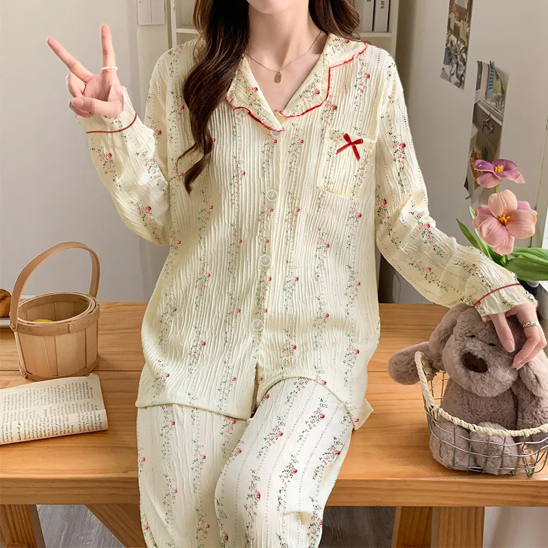 Ladies' spring and autumn pajama set. Milk silk crêpe fabric sweet small floral long-sleeved top paired with floral print long p
Ladies' spring and autumn pajama set. Milk silk crêpe fabric sweet small floral long-sleeved top paired with floral print long p