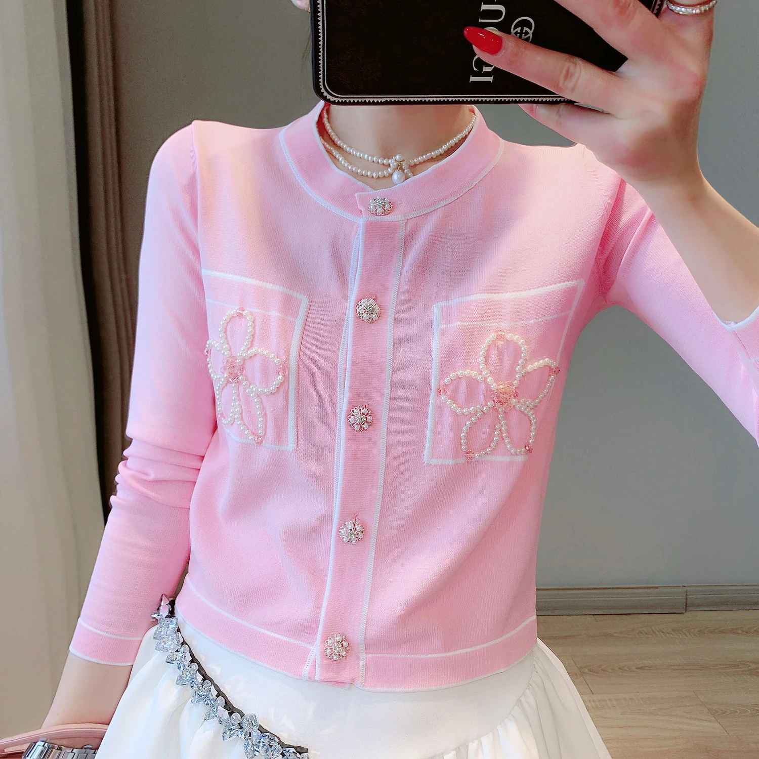 Runway Pink Cardigan 2022 Spring Summer Cropped Sweater Top Women Contrast Color Edge Beaded Flower Fake Pocket Knitted Cardigan
Runway Pink Cardigan 2022 Spring Summer Cropped Sweater Top Women Contrast Color Edge Beaded Flower Fake Pocket Knitted Cardigan