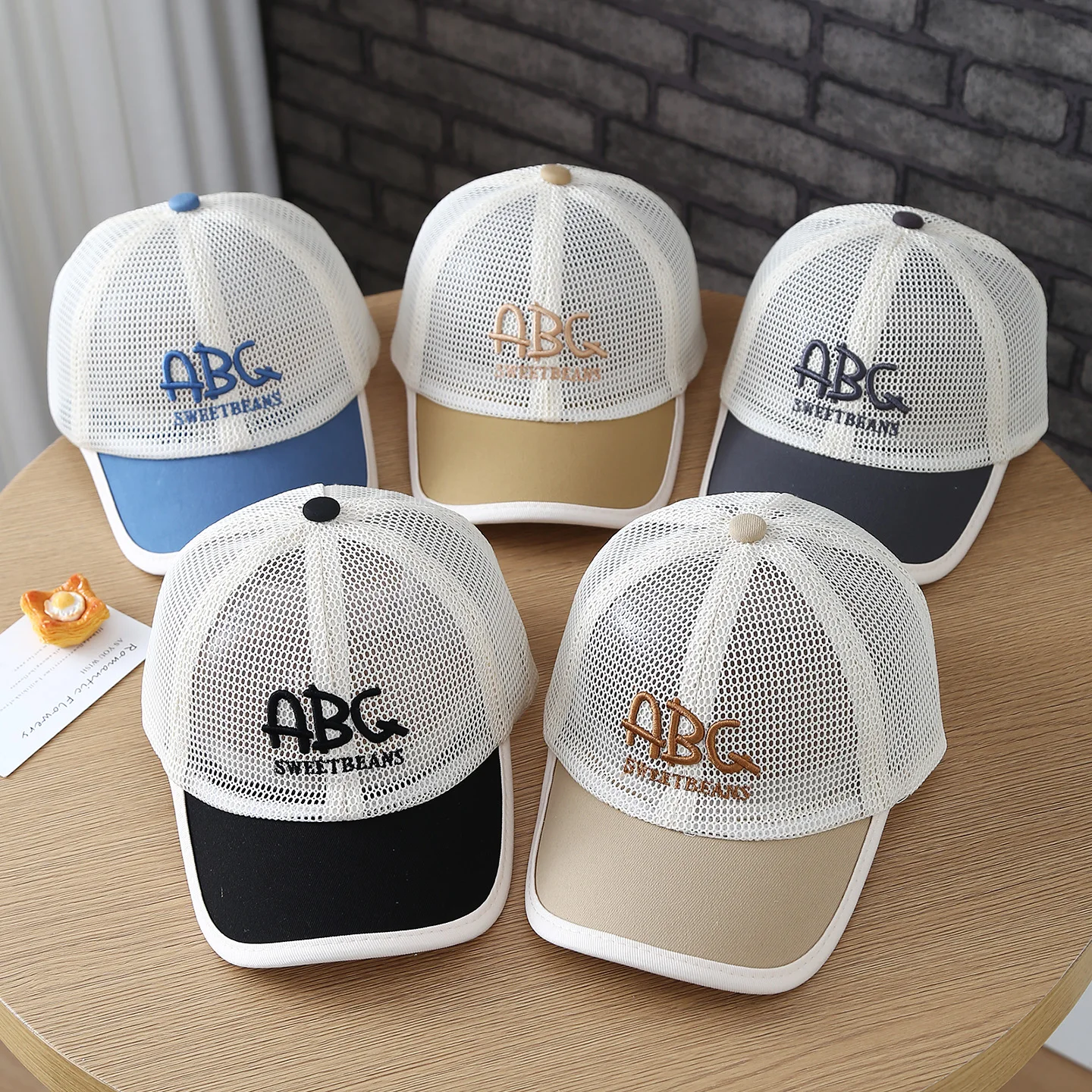 Children's versatile casual patchwork embroidered ABC all-over mesh brimmed outdoor sun hat with earflaps
Children's versatile casual patchwork embroidered ABC all-over mesh brimmed outdoor sun hat with earflaps