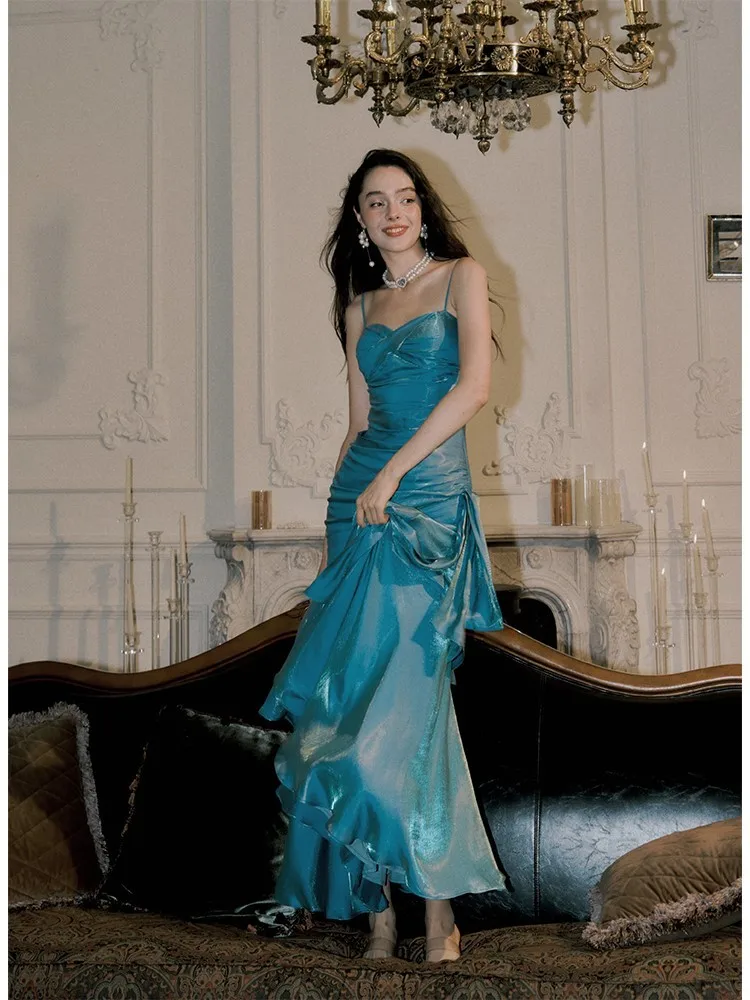 A blue light luxury halter dress for the Mermaids' coming-of-age ceremony
A blue light luxury halter dress for the Mermaids' coming-of-age ceremony