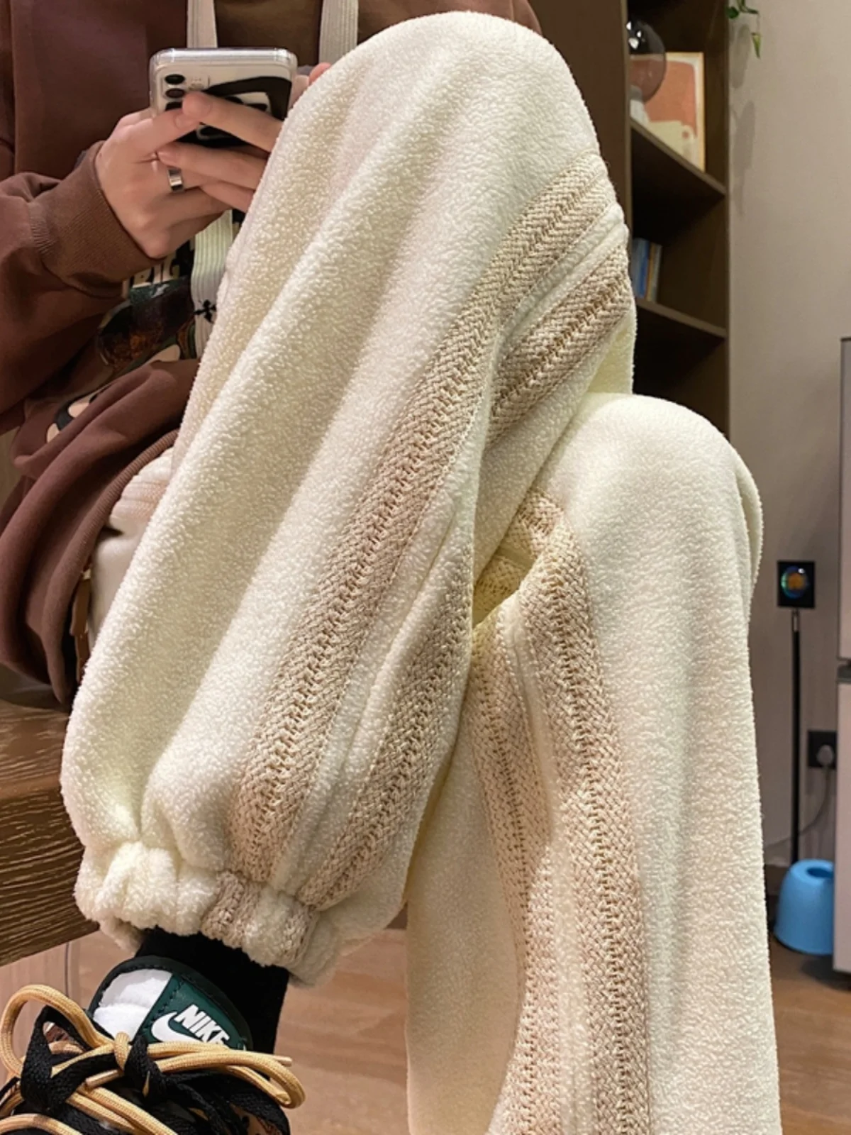 American Sle Fce Pants Men's Winter Thiened Hooded Sports Casual Trousers Trendy Brand Elastic Waisand Long Pants
American Sle Fce Pants Men's Winter Thiened Hooded Sports Casual Trousers Trendy Brand Elastic Waisand Long Pants