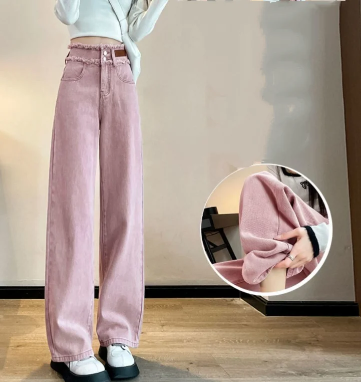 Dirty pink wide leg jeans, slim fit narrow version with a draping effect on the floor
Dirty pink wide leg jeans, slim fit narrow version with a draping effect on the floor