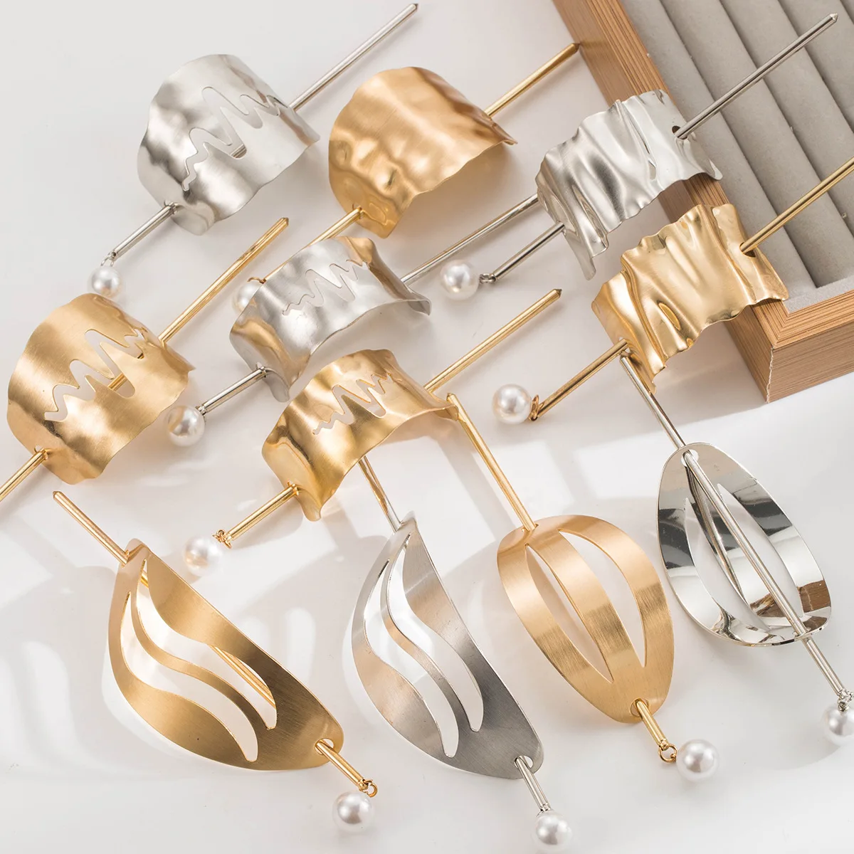 2026 Irregular Fold Metal Hair Stick Hollow Curved Shape Hair Fork Pearl Geometric Art Hair Accessory For Chic Hairstyle Fixing
2026 Irregular Fold Metal Hair Stick Hollow Curved Shape Hair Fork Pearl Geometric Art Hair Accessory For Chic Hairstyle Fixing