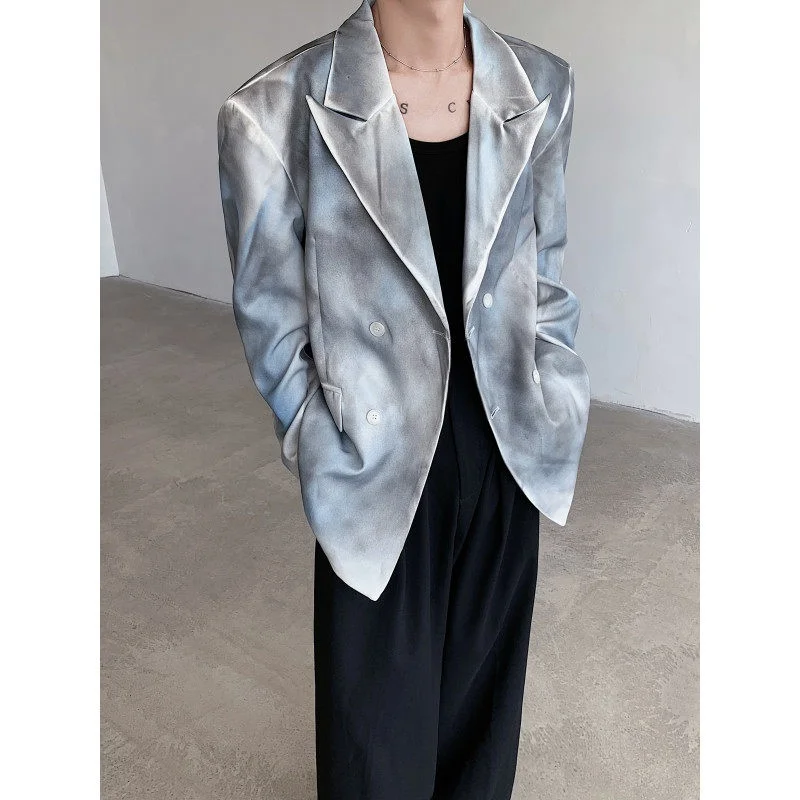 Мужской костюм в стиле ретро для ранней осени: пиджак свободного кроя с эффектом выцветания, отложным воротником и подплечниками, в уличном стиле
Мужской костюм в стиле ретро для ранней осени: пиджак свободного кроя с эффектом выцветания, отложным воротником и подплечниками, в уличном стиле