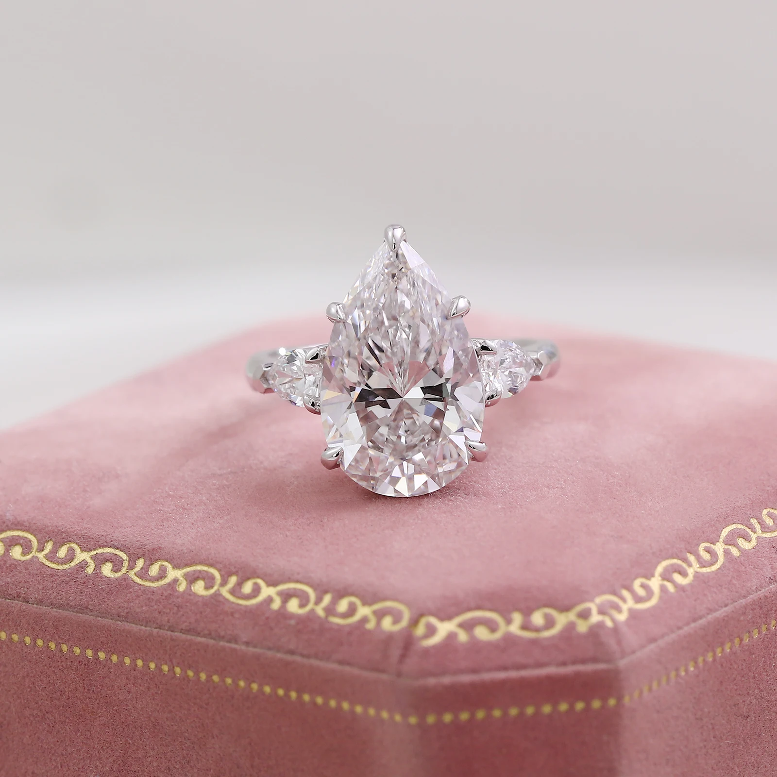 Provence Luxury Wedding Ring 18kGold 5ct Pear Cut EF/VS IGI Lab Grown Diamonds for women trilogy rings Personalized Custom
Provence Luxury Wedding Ring 18kGold 5ct Pear Cut EF/VS IGI Lab Grown Diamonds for women trilogy rings Personalized Custom