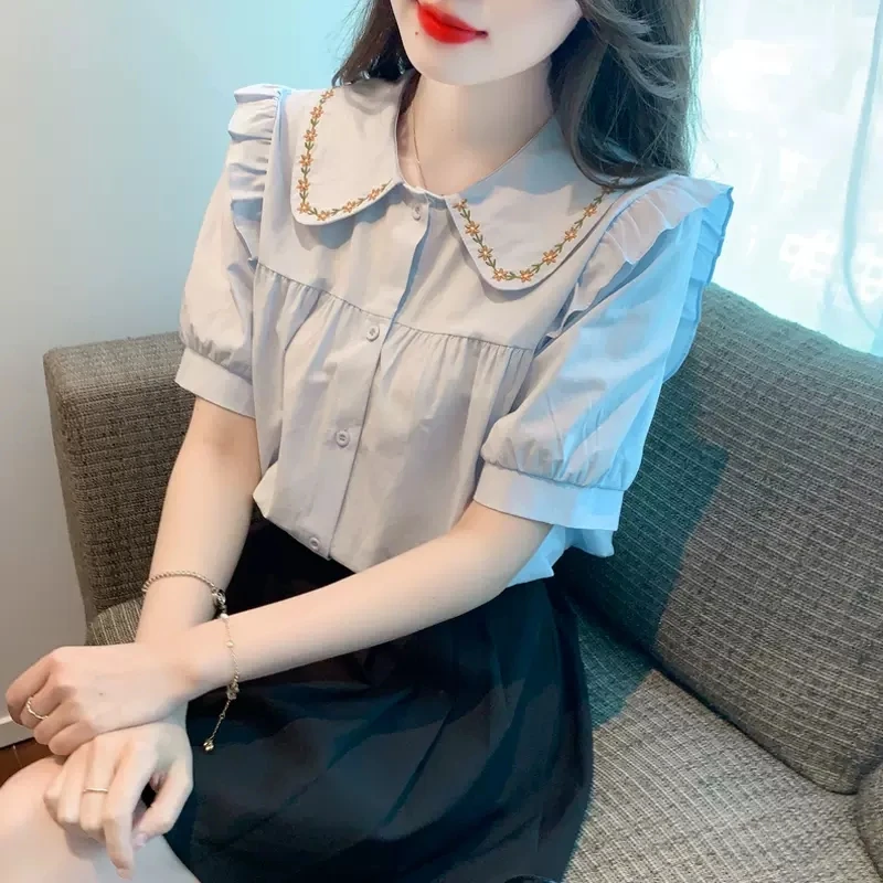 Summer 2023 Sweet Embroidered Doll Collar Lantern Short Sleeve Women's Shirts Korean Style Loose Fit Casual Blouse
Summer 2023 Sweet Embroidered Doll Collar Lantern Short Sleeve Women's Shirts Korean Style Loose Fit Casual Blouse