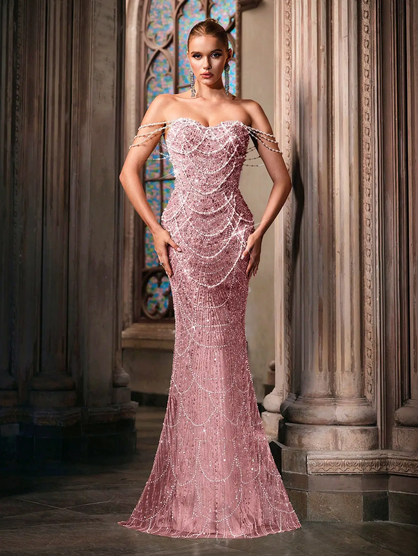 Вечернее платье-русалка цвета пыльной розы с открытыми плечами, украшенное жемчугом и пайетками
Вечернее платье-русалка цвета пыльной розы с открытыми плечами, украшенное жемчугом и пайетками