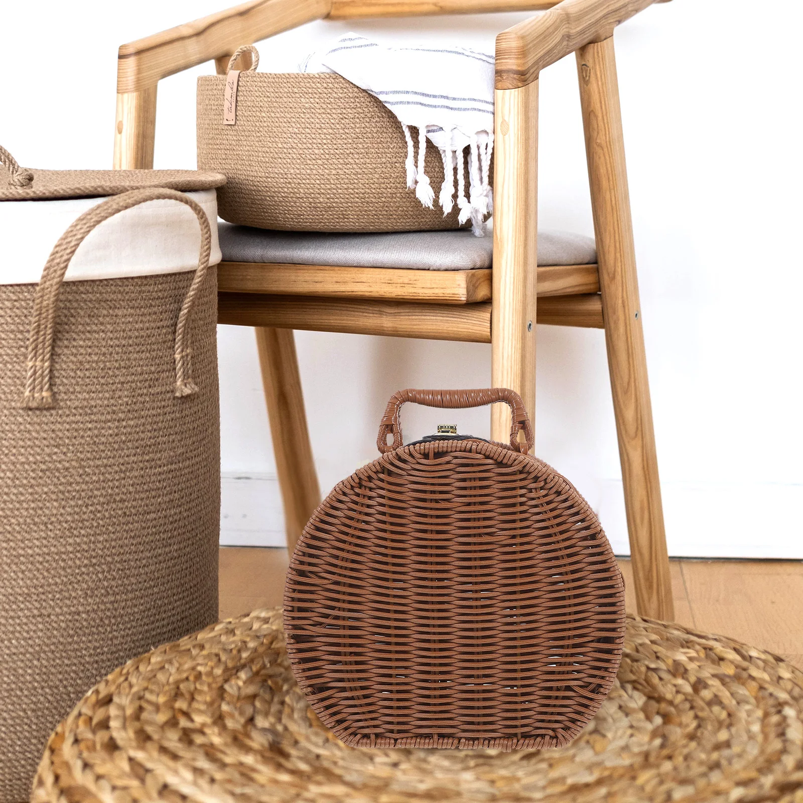 1pc Rattan Style Storage Suitcase Box With Handle Vintage Organizer For Picnic Camping Decoration Gift Case Handwoven Basket
1pc Rattan Style Storage Suitcase Box With Handle Vintage Organizer For Picnic Camping Decoration Gift Case Handwoven Basket