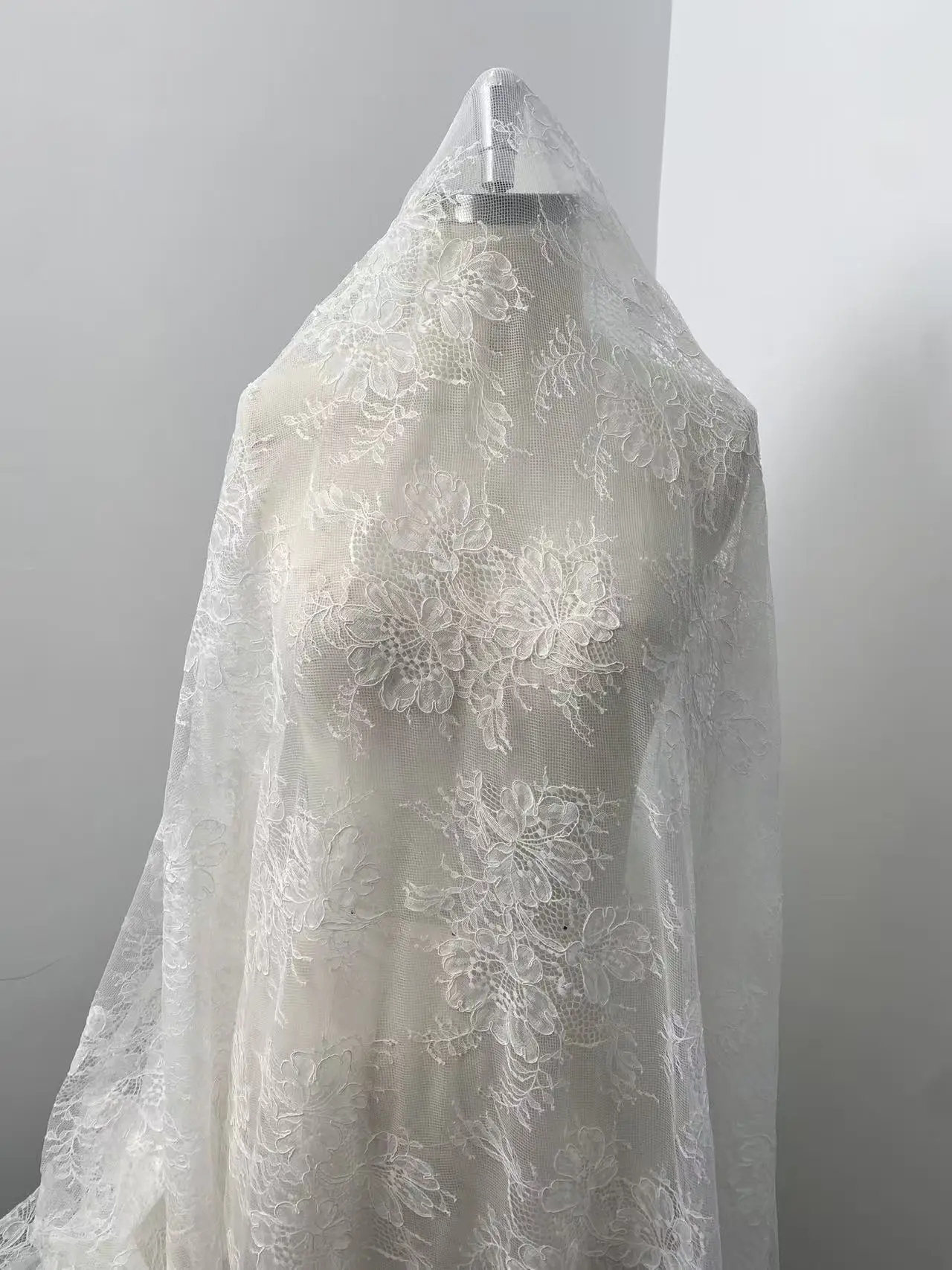 New arrival Chantilly lace fabric with flowers for bridal veil, bridal dress, White Floral Embroidered Tull Fabric
New arrival Chantilly lace fabric with flowers for bridal veil, bridal dress, White Floral Embroidered Tull Fabric