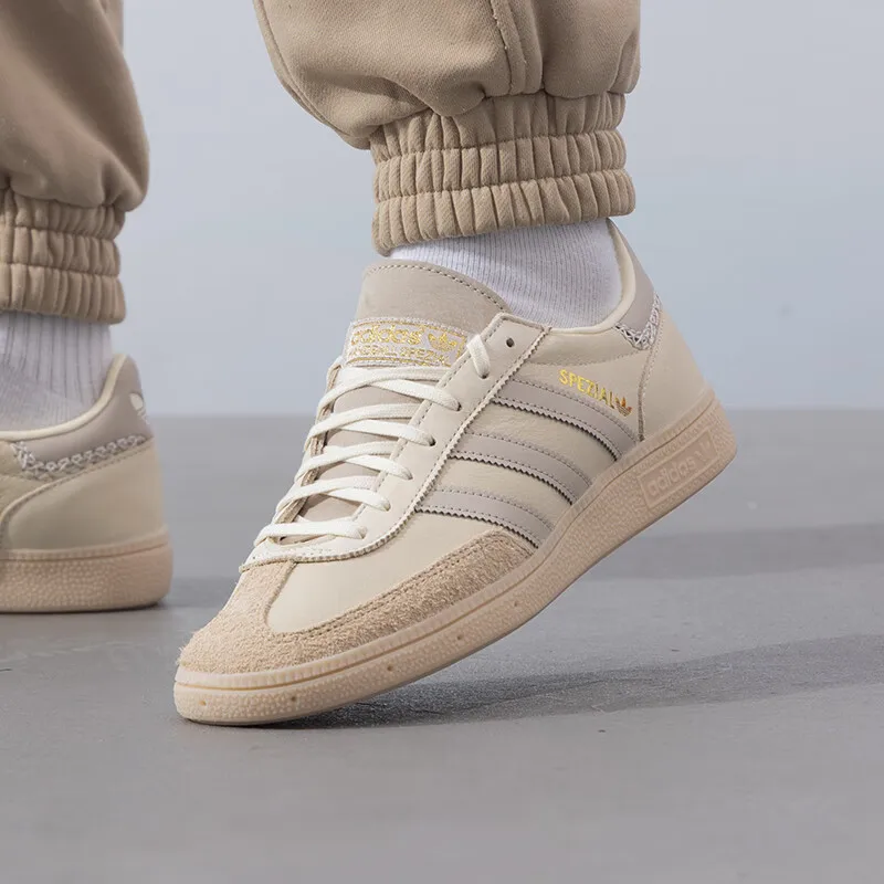 Мужская и женская обувь Adidas Clover, новинка 2025, модная обувь с низким берцем, легкая повседневная обувь IE3699
Мужская и женская обувь Adidas Clover, новинка 2025, модная обувь с низким берцем, легкая повседневная обувь IE3699