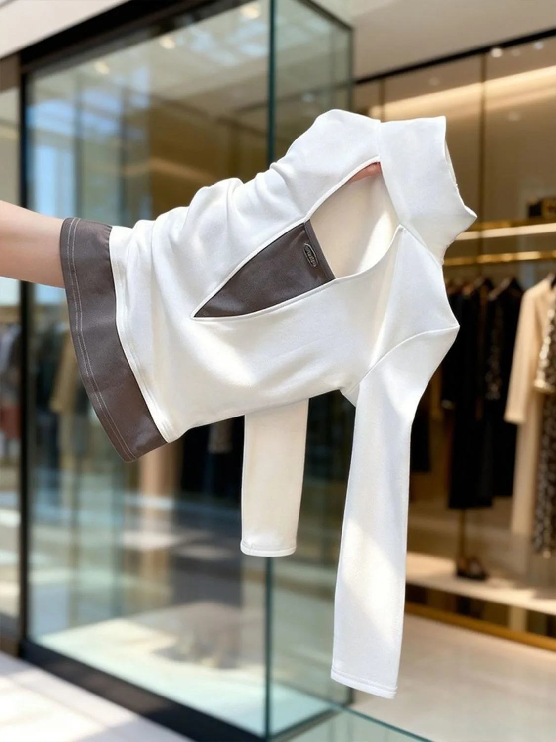 Осенне-зимняя женская футболка с высоким воротником и вырезами, в стиле колор-блок, с длинным рукавом, для ношения под одеждой.
Осенне-зимняя женская футболка с высоким воротником и вырезами, в стиле колор-блок, с длинным рукавом, для ношения под одеждой.