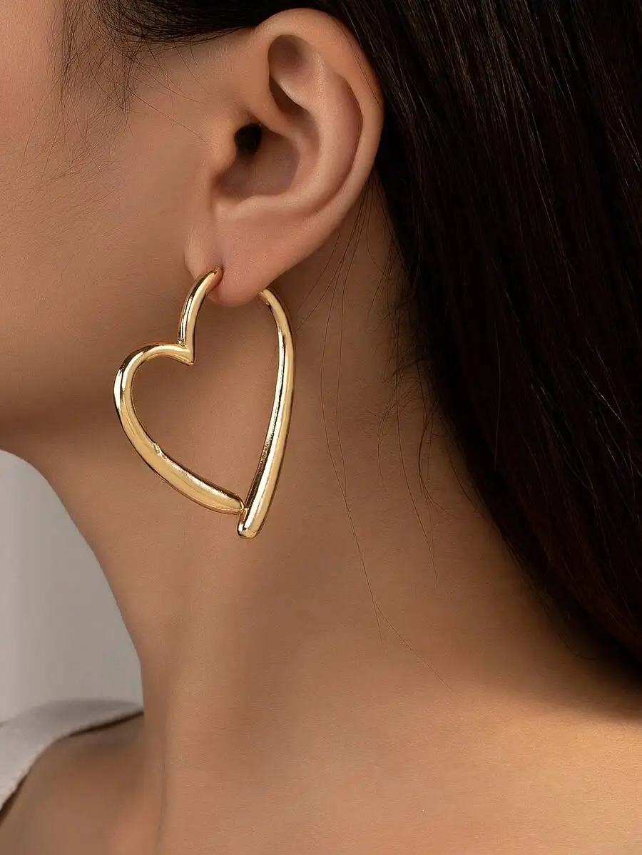 Fashionable Minimalist Heart-Shaped Hoop Earrings in Gold Tone for Everyday Wear
Fashionable Minimalist Heart-Shaped Hoop Earrings in Gold Tone for Everyday Wear