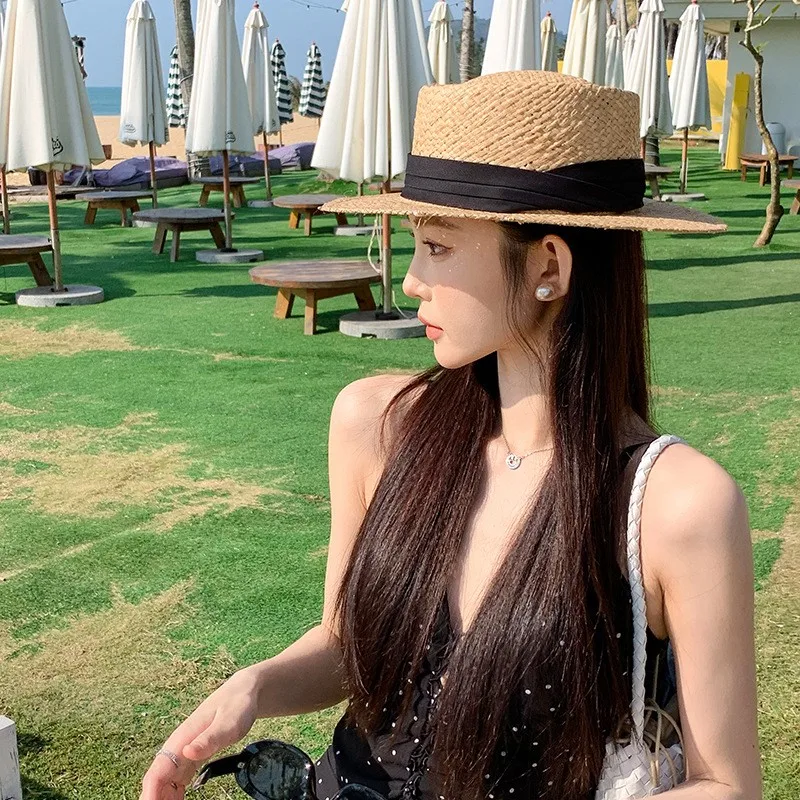 A flat-topped hat with wide brim is suitable for women's outings providing breathable shade and outdoors
A flat-topped hat with wide brim is suitable for women's outings providing breathable shade and outdoors