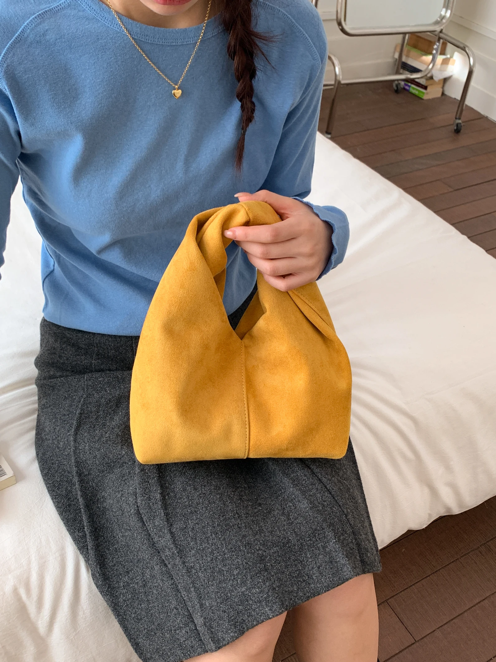 Fashionable Frosted Velvet Dumpling Bag Large Capacity Underarm Ladies Handbag Cloud Folded Women's Bag Single Handle Carryall
Fashionable Frosted Velvet Dumpling Bag Large Capacity Underarm Ladies Handbag Cloud Folded Women's Bag Single Handle Carryall