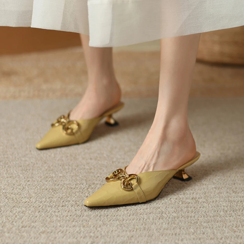 Cow Leather Kitten Heel Closed Toe Mules Women‘s Sandals Summer New Metal Buckle Fashion Pointed High Heels
Cow Leather Kitten Heel Closed Toe Mules Women‘s Sandals Summer New Metal Buckle Fashion Pointed High Heels